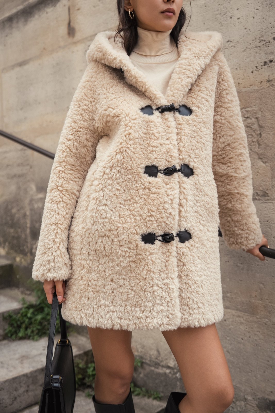 CLOVER manteau duffle coat teddy capuche brandebourg beige femme - Escandelle Paris (gros plan détails matière)
#couleur_beige