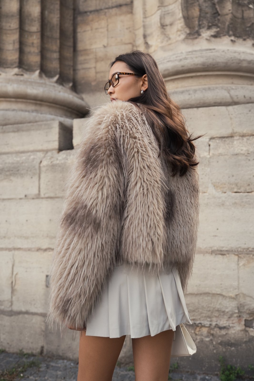 COLETTE veste courte fausse fourrure poils longs taupe femme - Escandelle Paris (dos)
#couleur_taupe