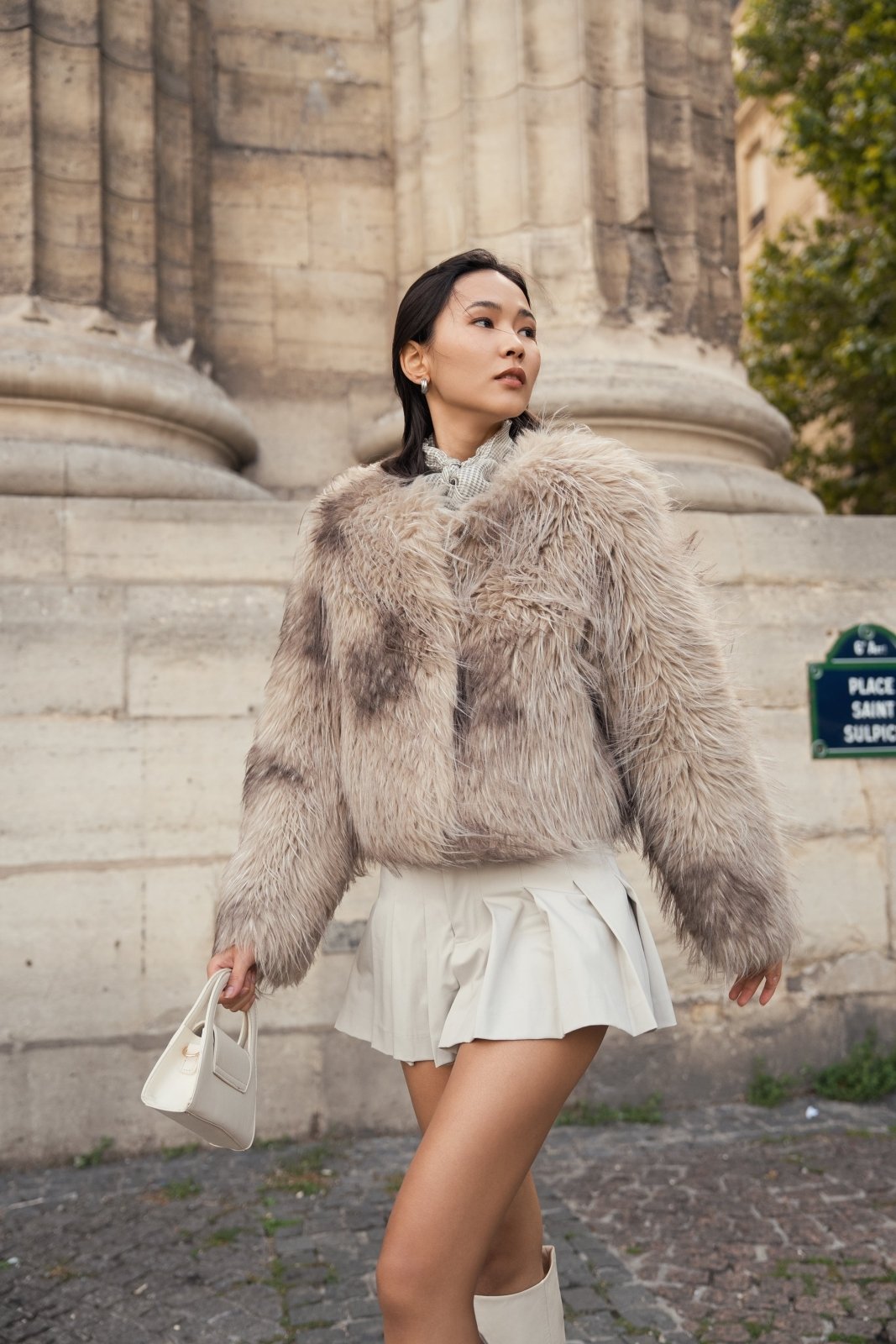 COLETTE veste courte fausse fourrure poils longs taupe femme - Escandelle Paris (profil droit)
#couleur_taupe