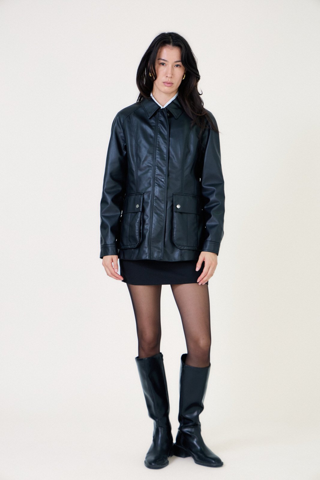 DAKOTA veste mi-longue similicuir effet cuir lisse noir femme - Escandelle Paris (silhouette entière)
#couleur_noir