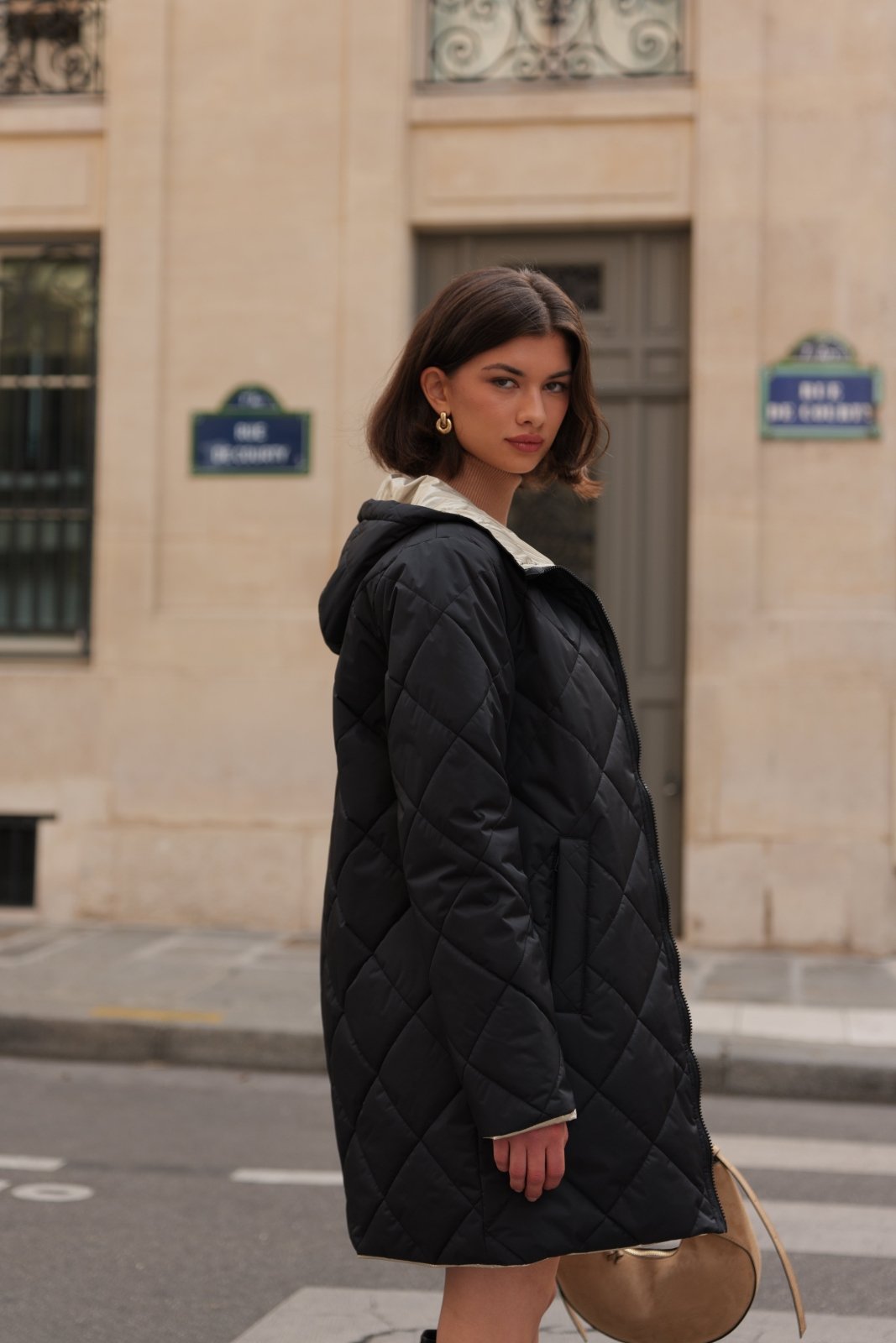 DANAÉ manteau mi-long réversible matelassé imperméable capuche noir femme - Escandelle Paris (profil gauche)
#couleur_noir