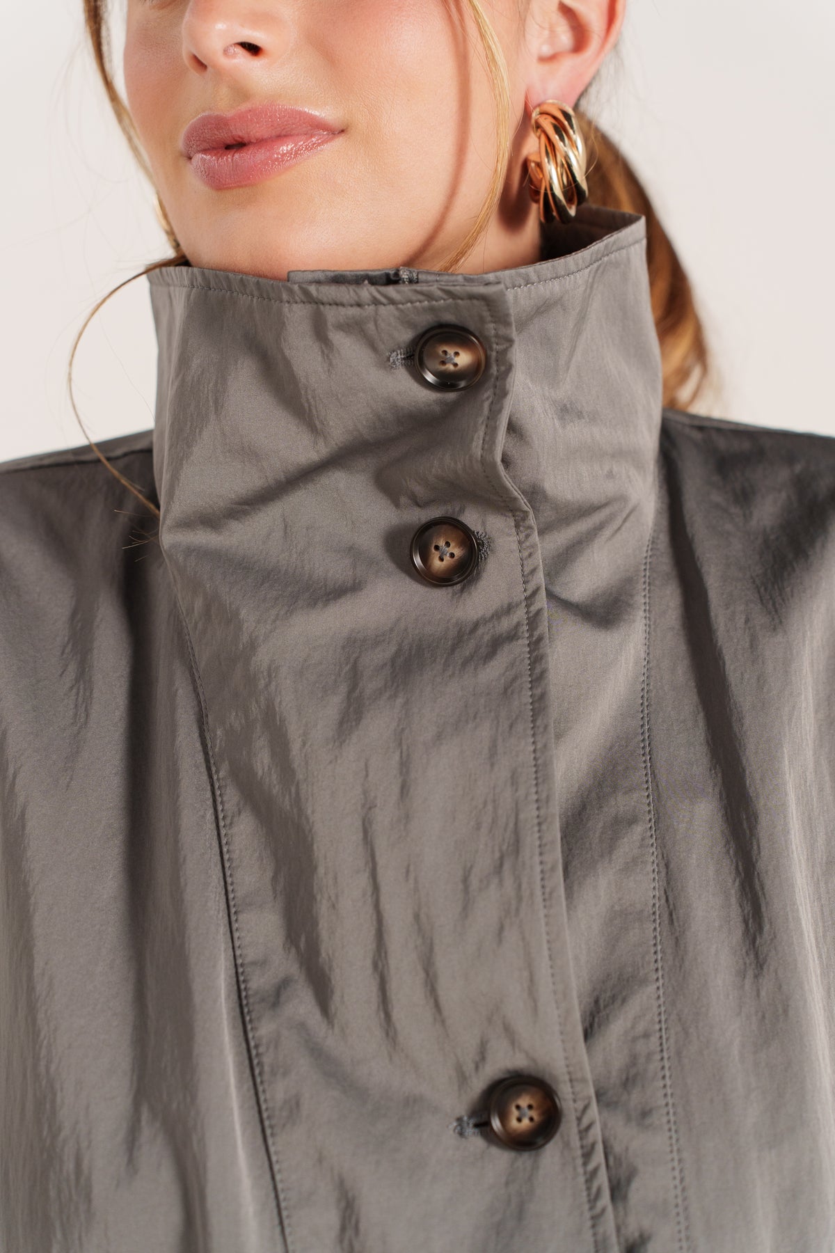 EDITH veste mi-longue imperméable col montant boutonnée gris femme - Escandelle Paris (gros plan détails matière)
#couleur_gris