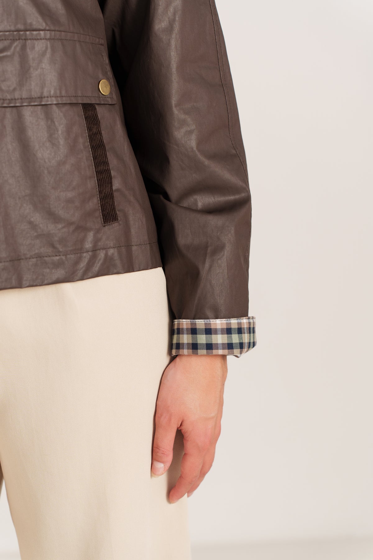 ELIANE veste courte déperlante col velours poignets tartan choco femme - Escandelle Paris (gros plan détails matière)
#couleur_choco