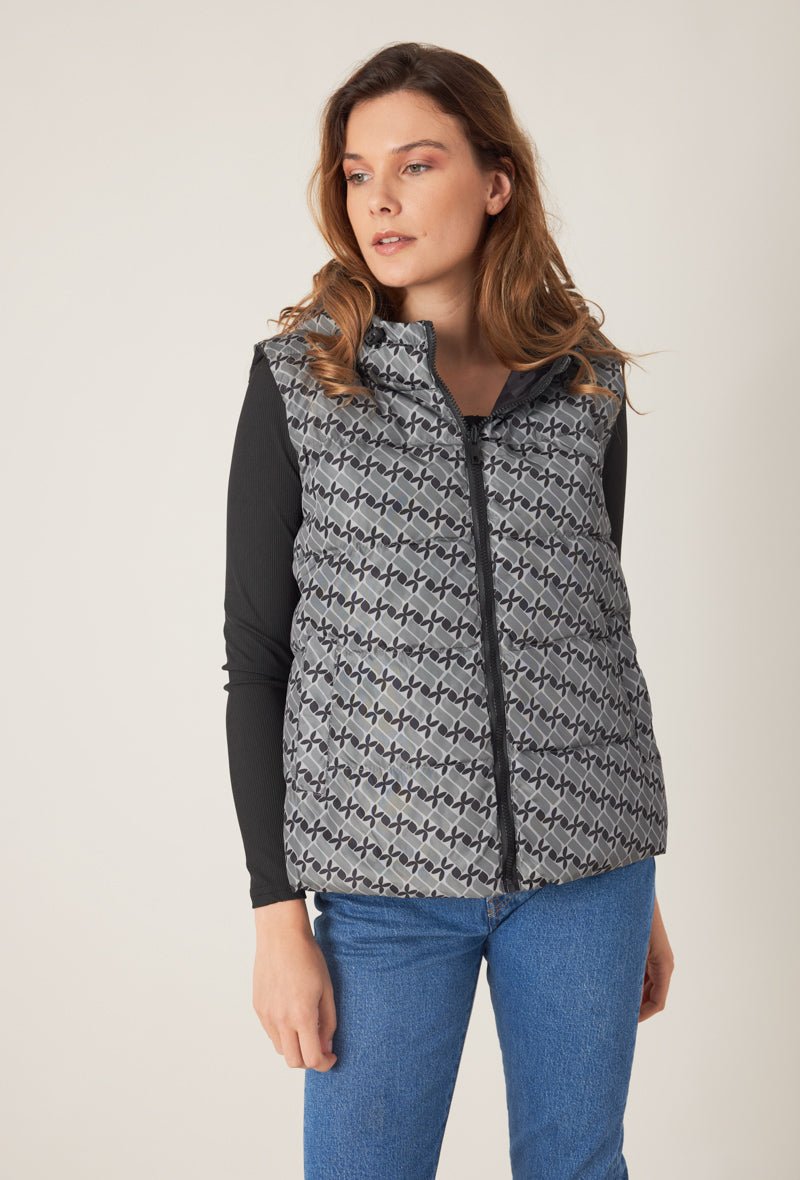 ELO doudoune sans manches matelassée réversible polyester recyclé gris femme - Escandelle Paris (portrait côté imprimé)
#couleur_gris