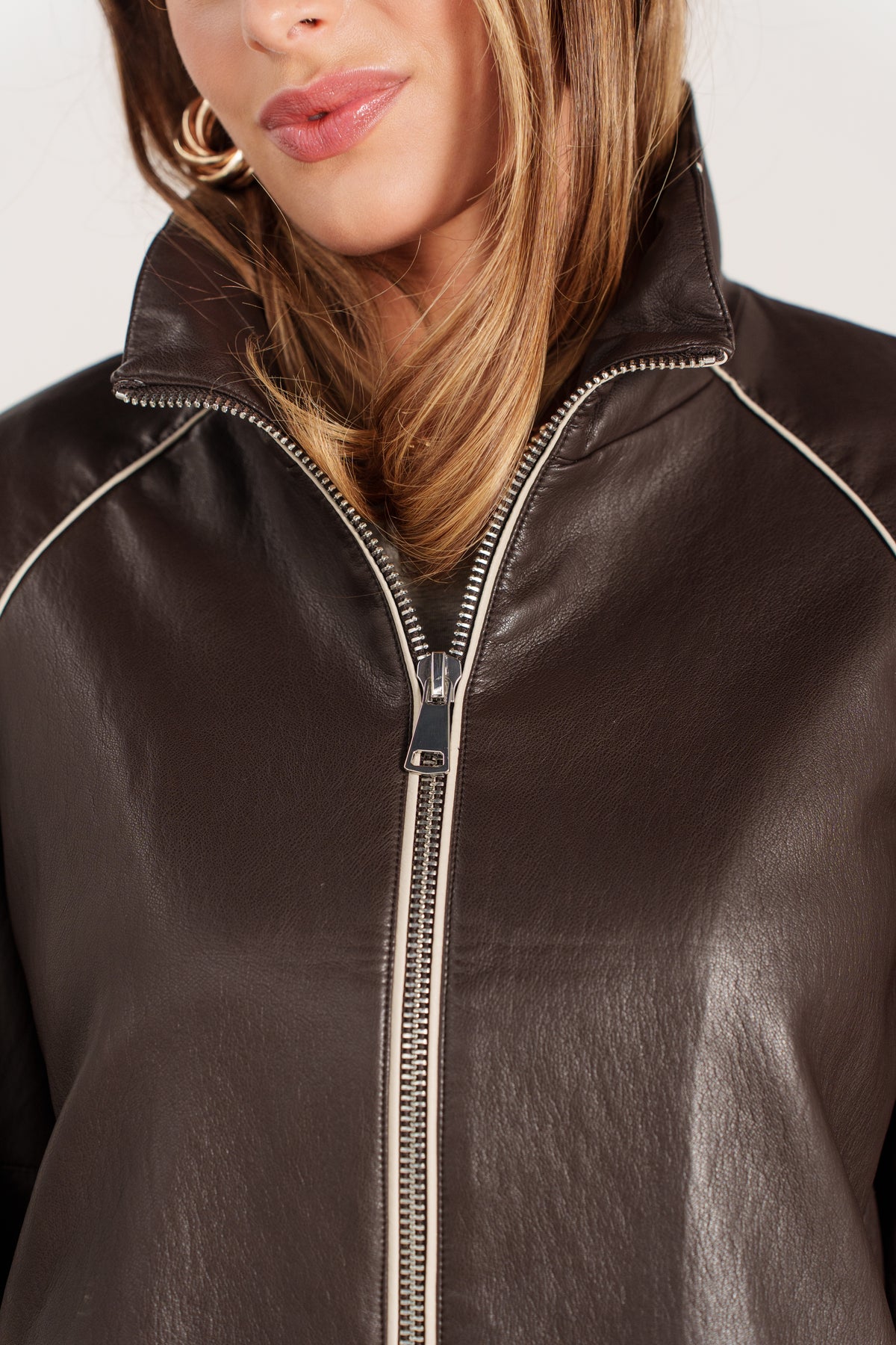 EMILIENNE blouson court similicuir col montant zippé choco femme - Escandelle Paris (gros plan détails matière)
#couleur_choco