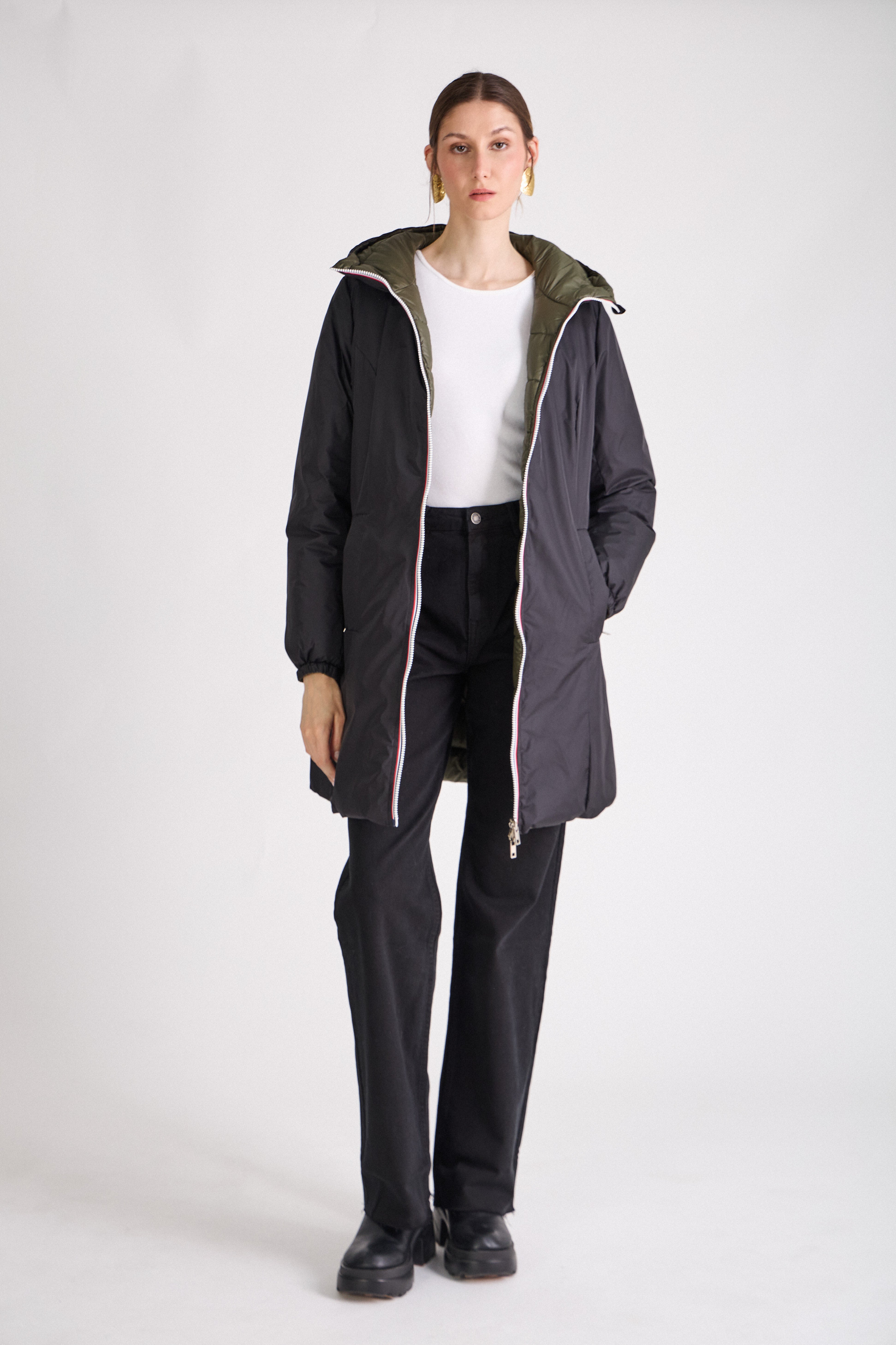 Doudoune SIXTINE Escandelle – manteau long noir porté avec jean et bottines, style citadin élégant.
#couleur_noir