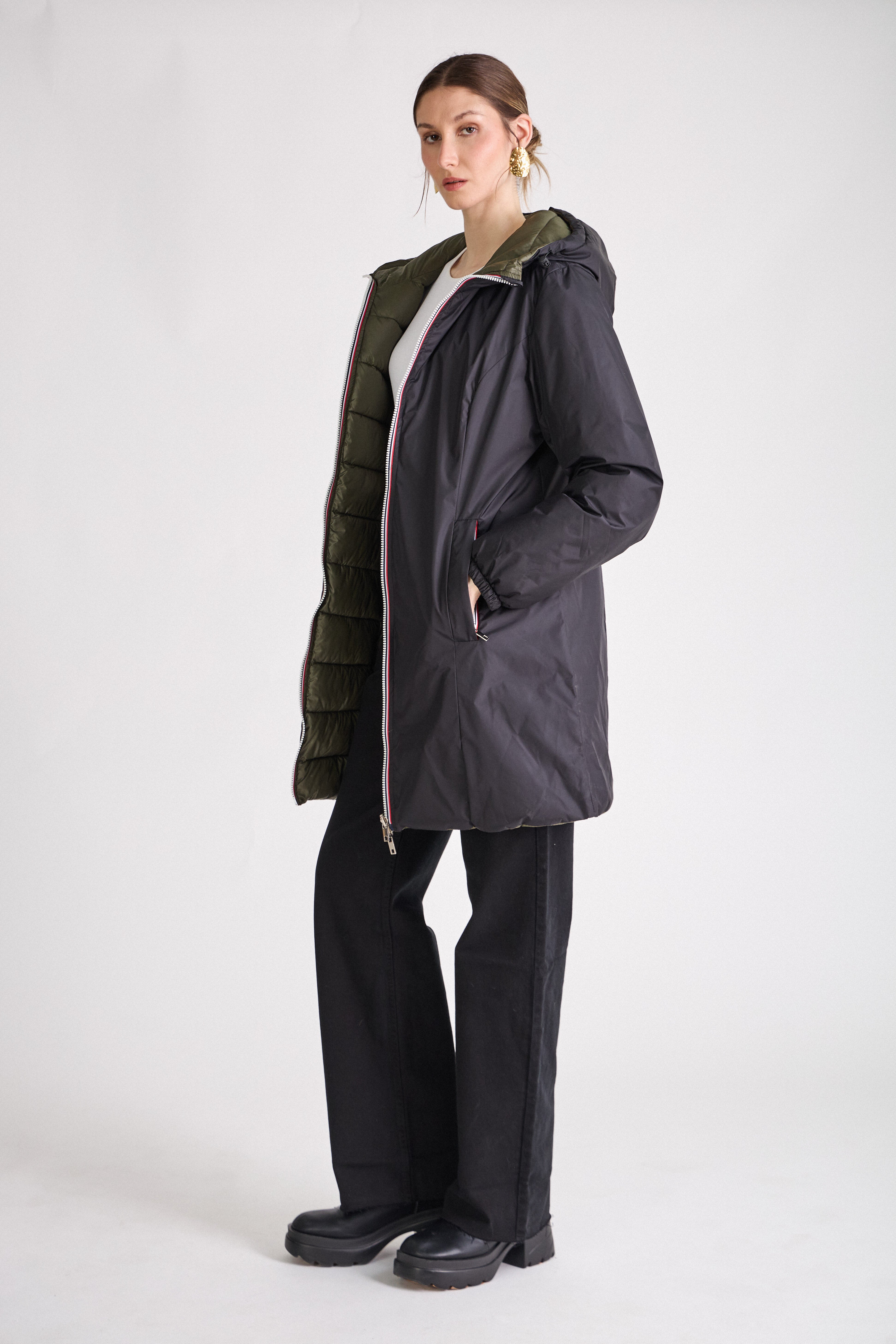 Doudoune SIXTINE Escandelle – manteau long noir porté avec jean et bottines, style citadin élégant.
#couleur_noir
