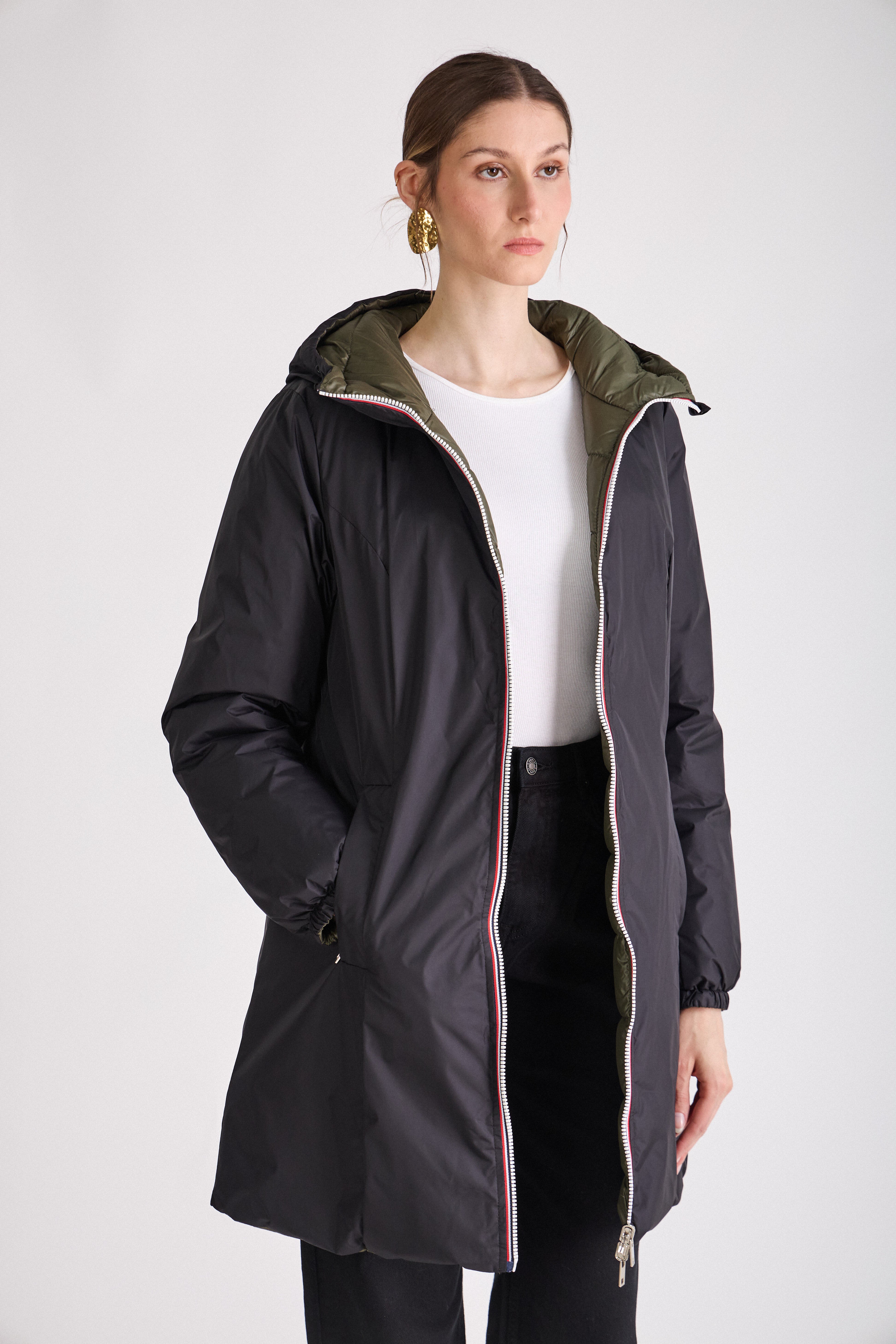 Doudoune SIXTINE Escandelle – manteau long noir porté avec jean et bottines, style citadin élégant.
#couleur_noir