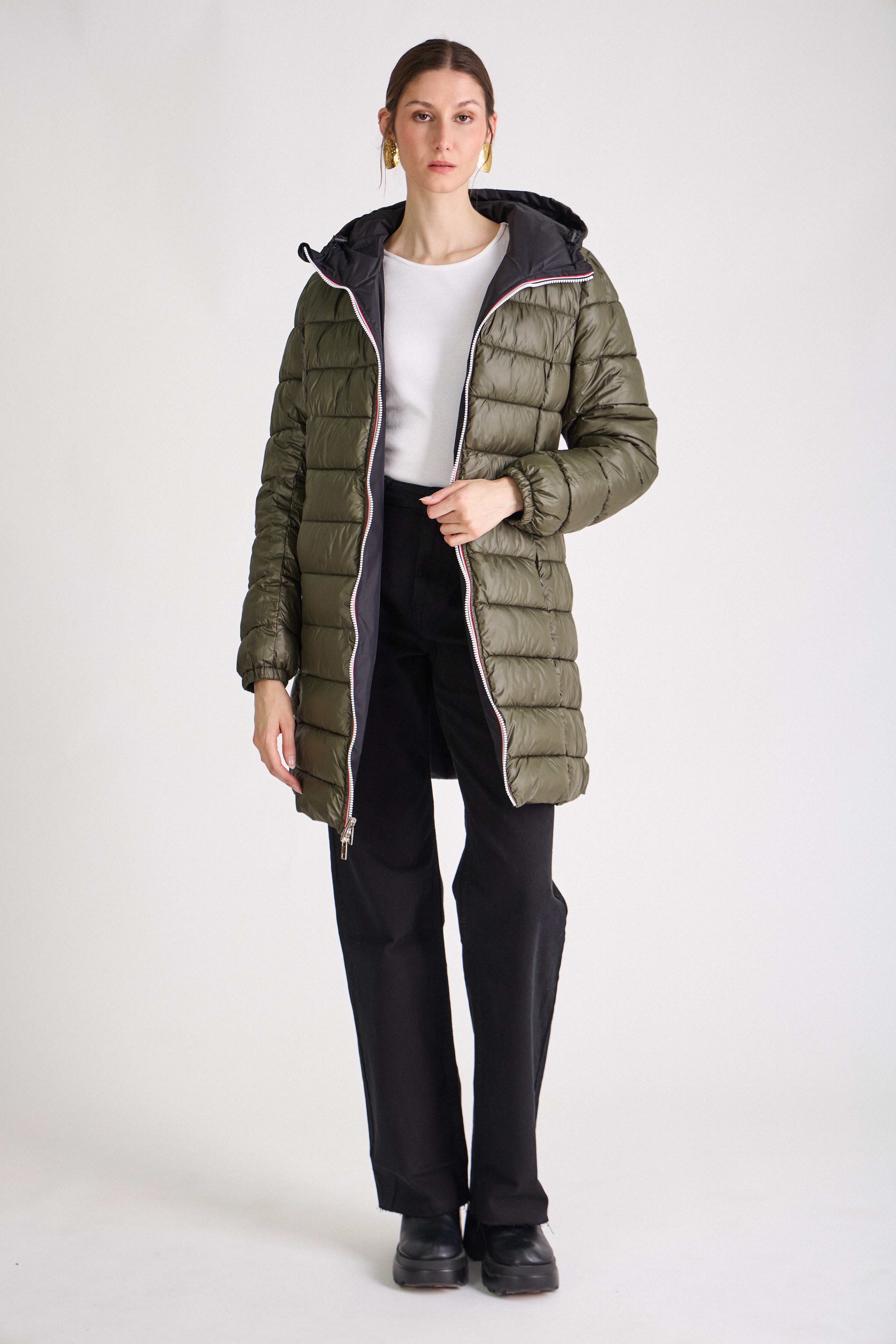 Doudoune SIXTINE Escandelle – manteau long noir porté avec jean et bottines, style citadin élégant.
#couleur_noir