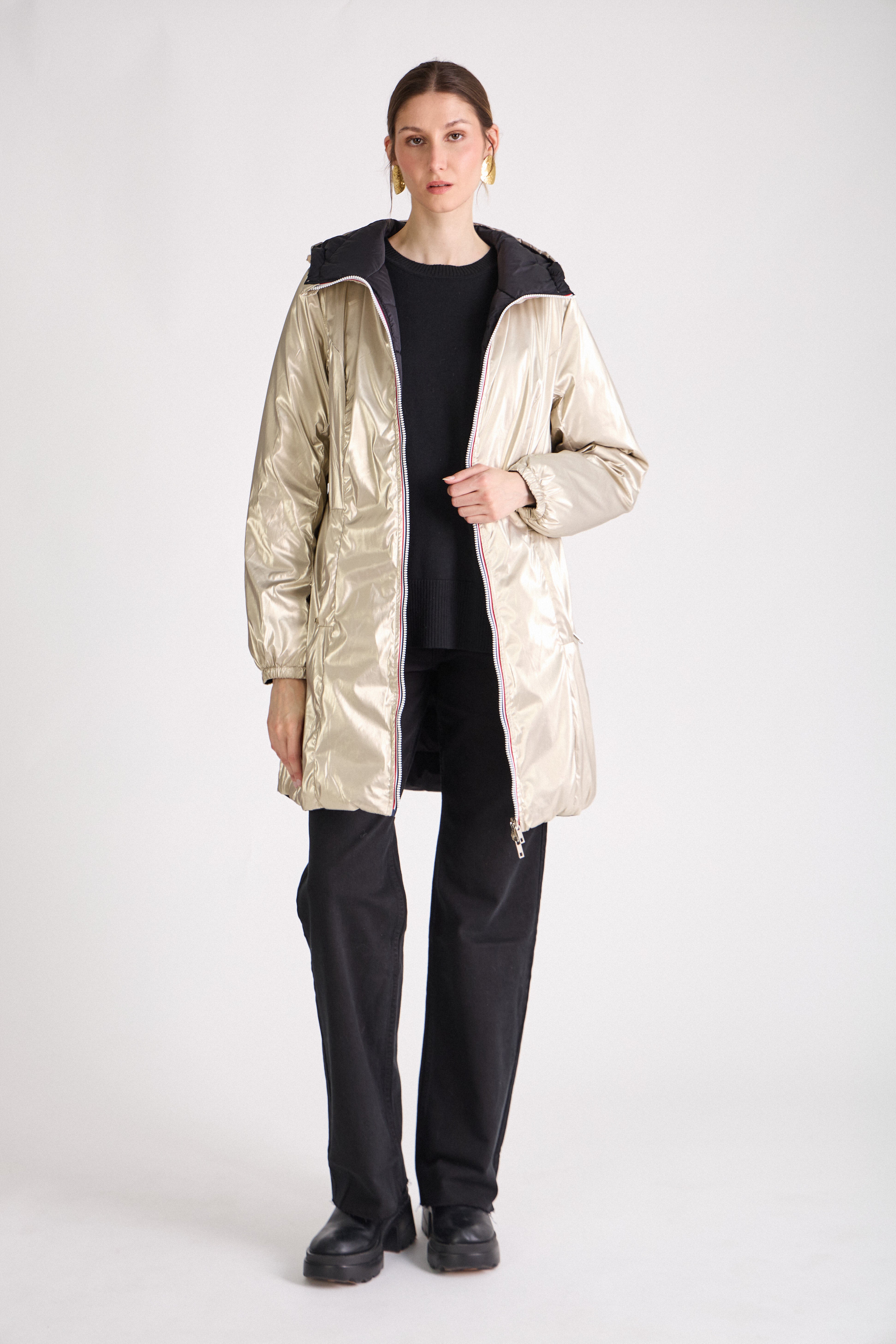 Doudoune SIXTINE Escandelle – manteau long doré porté avec jean et bottines, style citadin élégant.
#couleur_or