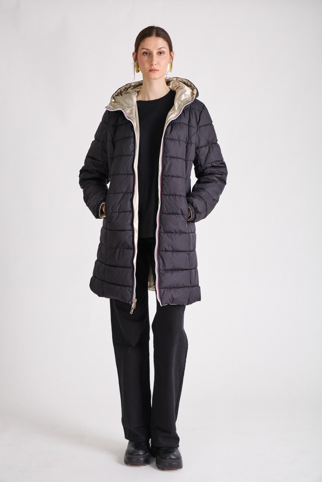 SIXTINE - Doudoune Or - Escandelle (Vue de face - silhouette entière - doudoune réversible coté matelassé noir) 
#couleur_or