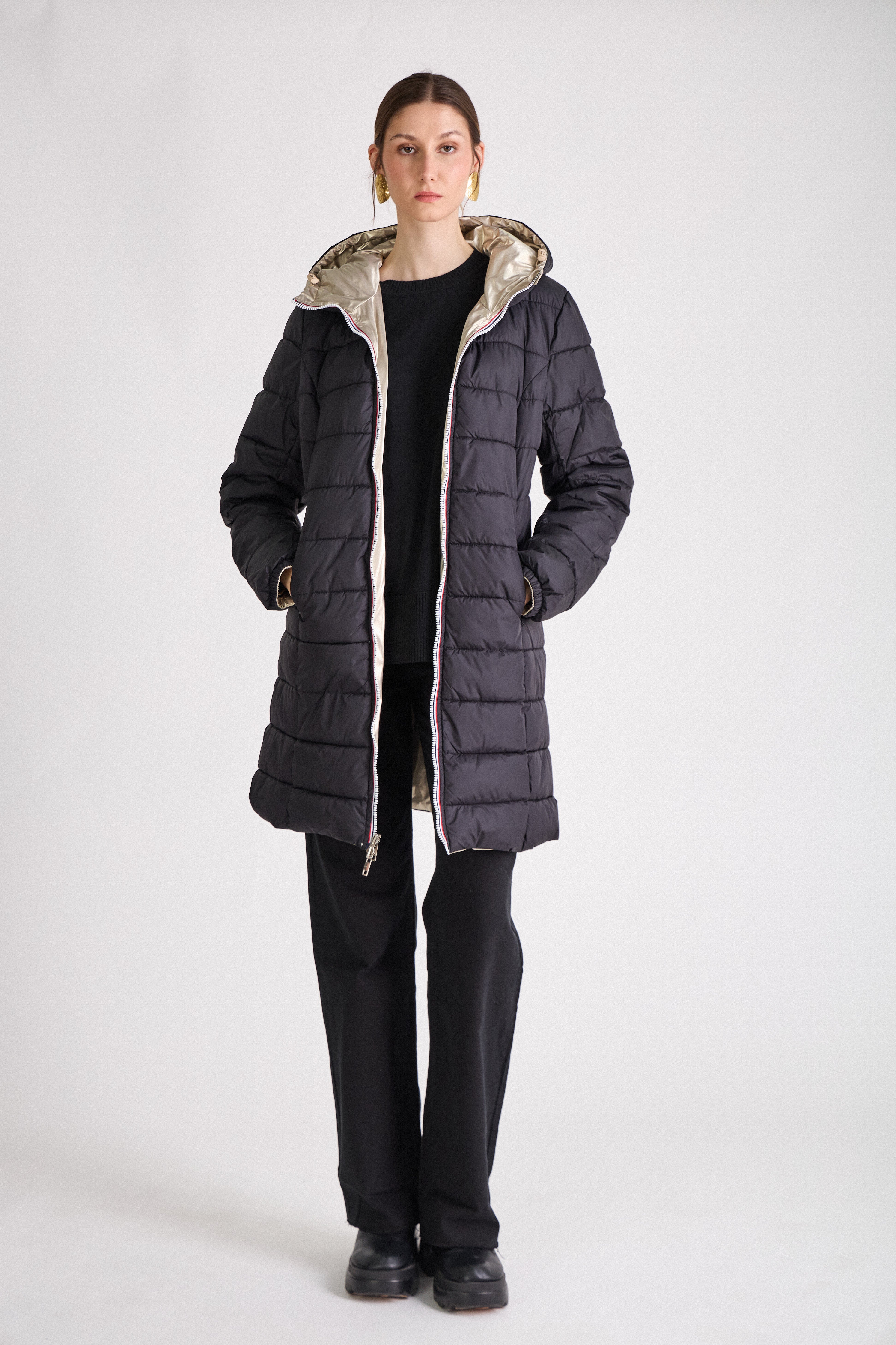 Doudoune SIXTINE Escandelle – manteau long doré porté avec jean et bottines, style citadin élégant.
#couleur_or