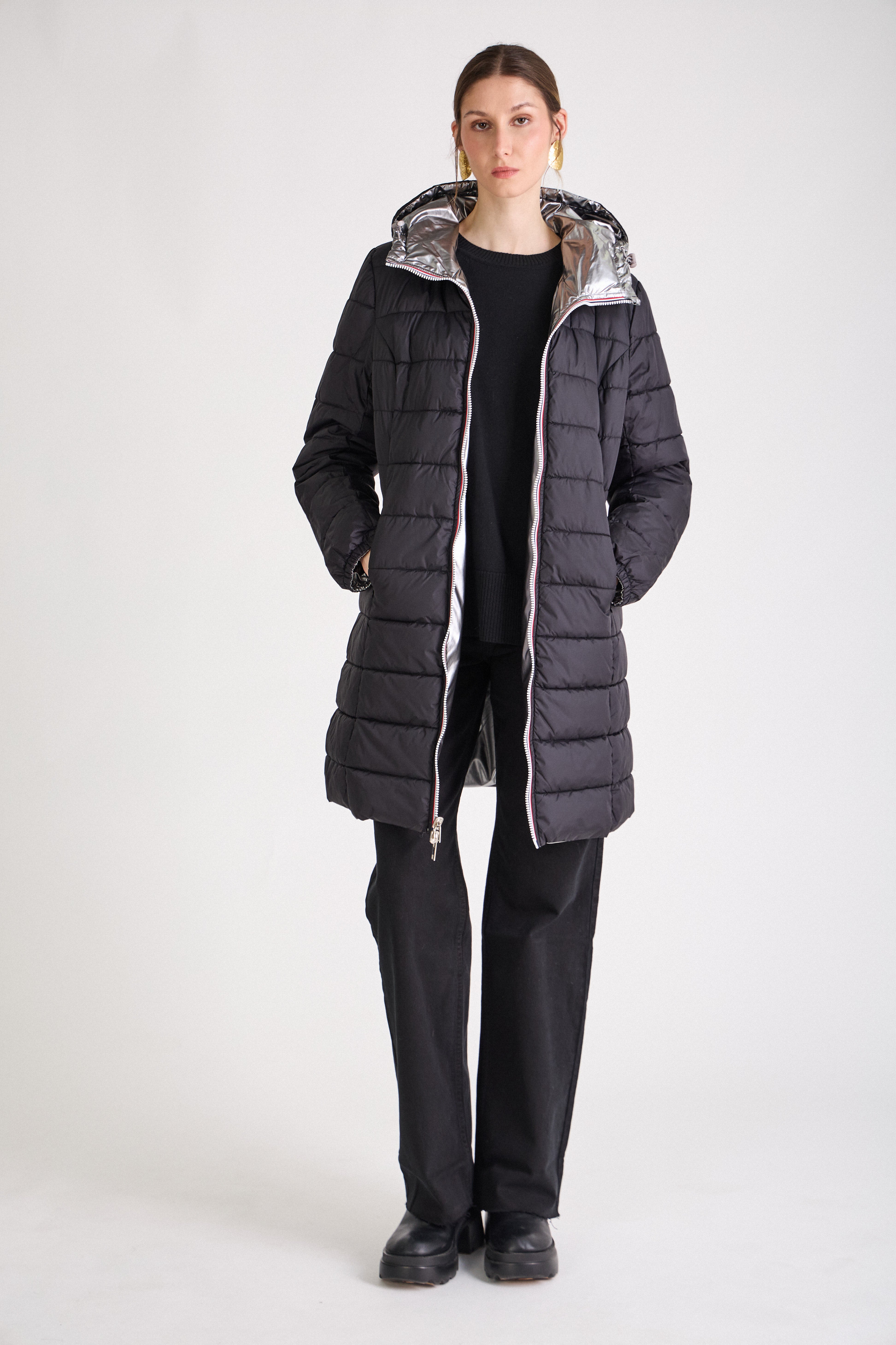 Doudoune SIXTINE Escandelle – manteau long argenté porté avec jean et bottines, style citadin élégant.
#couleur_argent