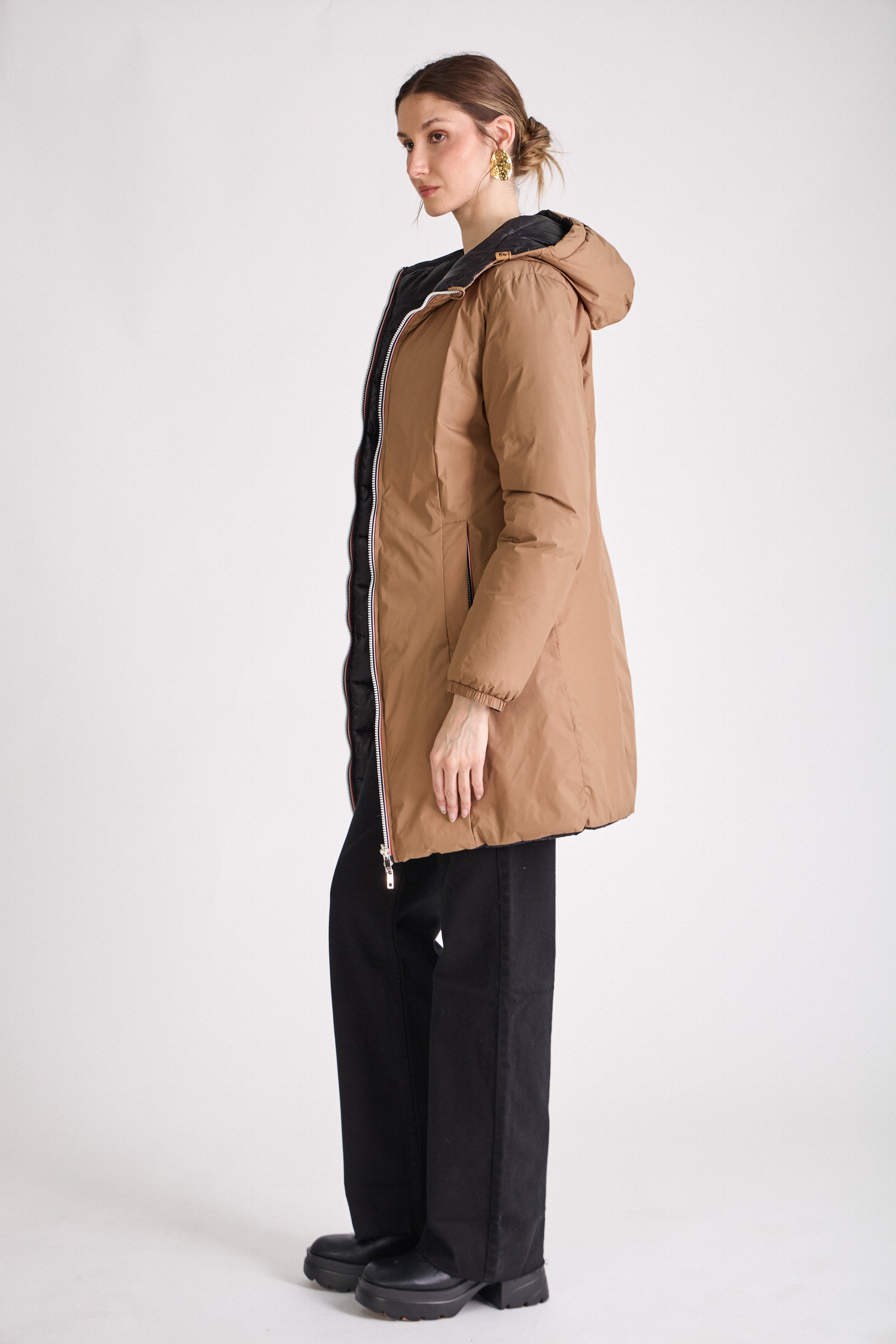 Doudoune SIXTINE Escandelle – doudoune longue femme taupe réversible noire, coupe droite et élégante.
#couleur_taupe