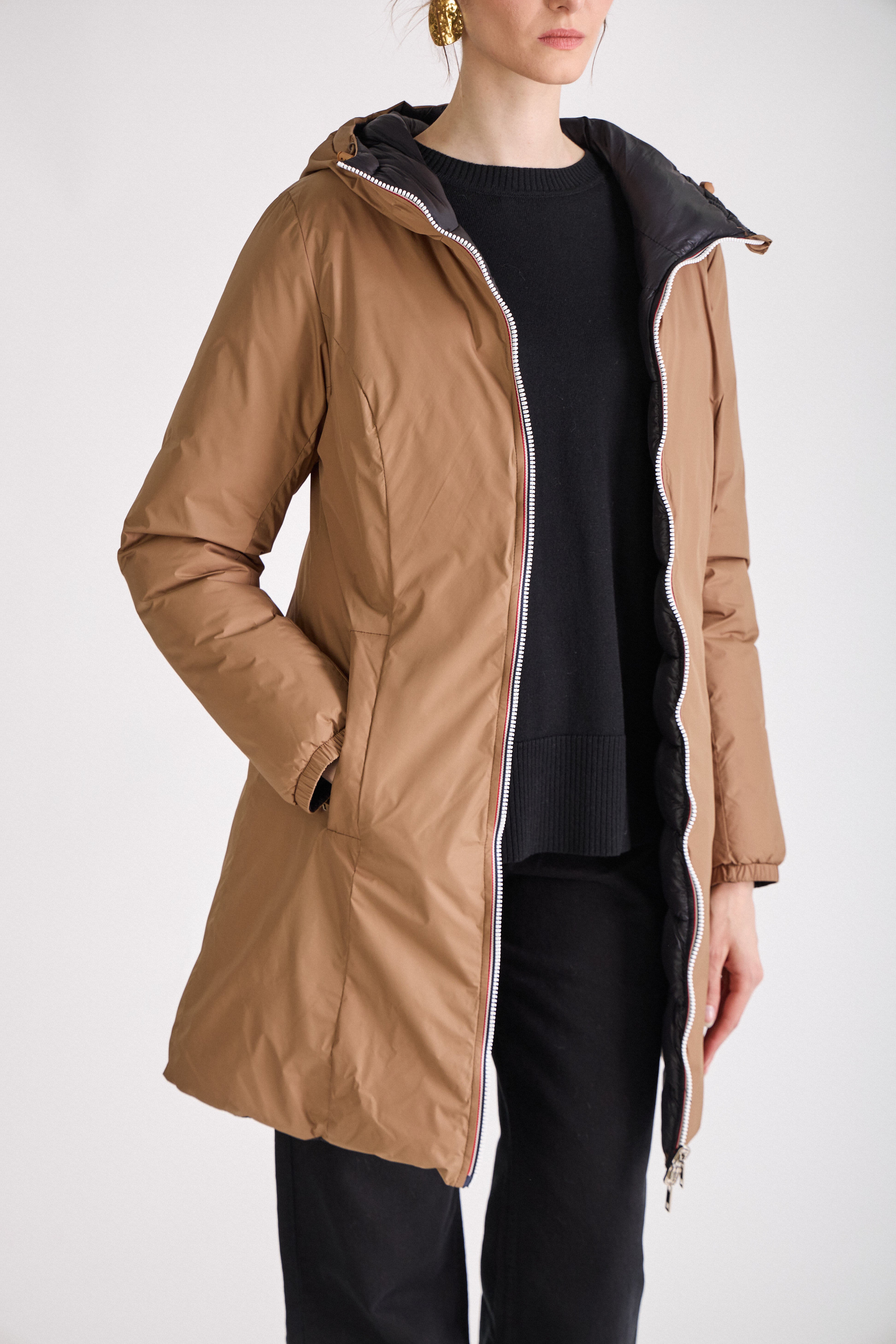 Doudoune SIXTINE Escandelle – doudoune longue femme taupe réversible noire, coupe droite et élégante.
#couleur_taupe