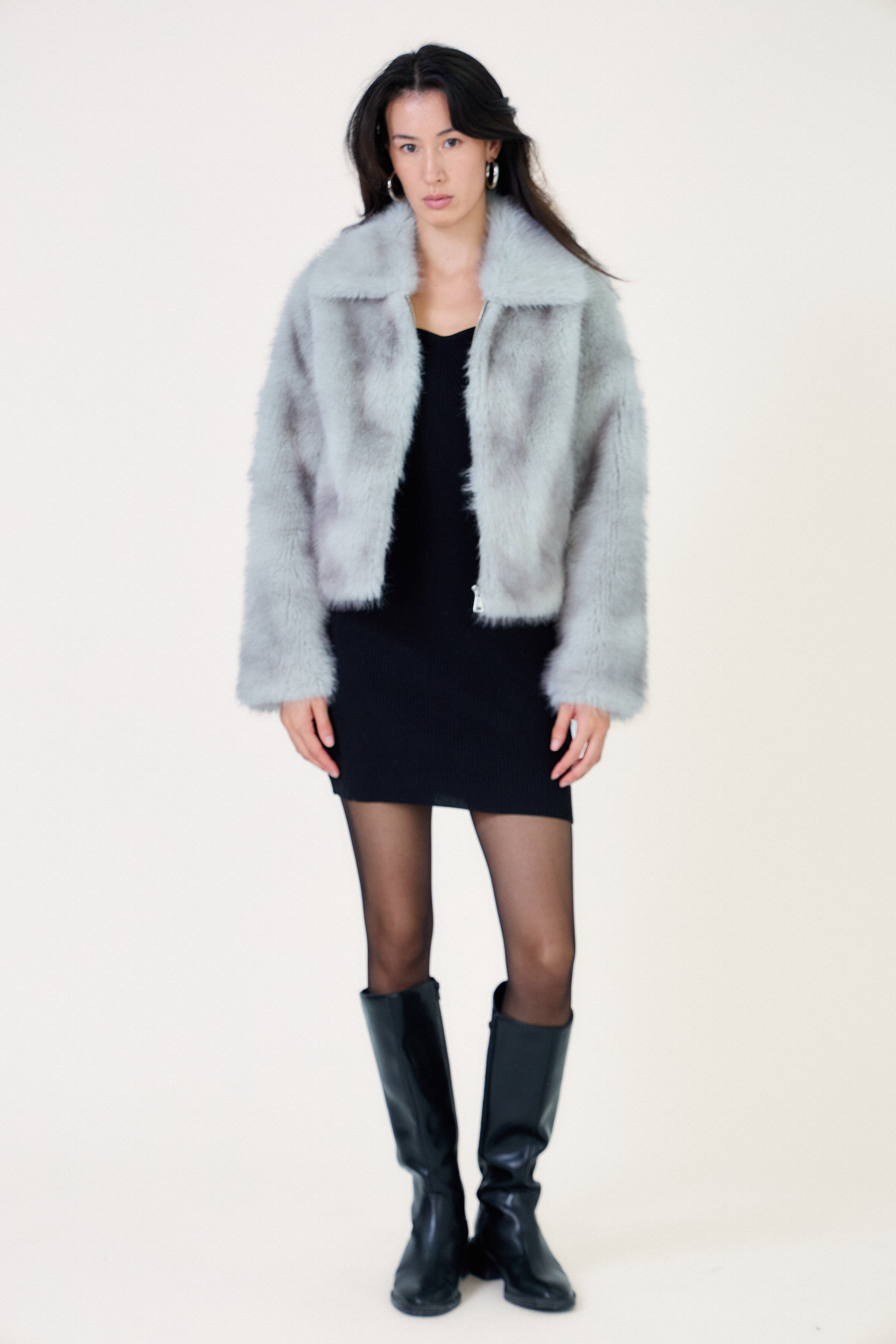 Veste courte en fausse fourrure AMETHYST grise, portée par un modèle femme
#couleur_gris