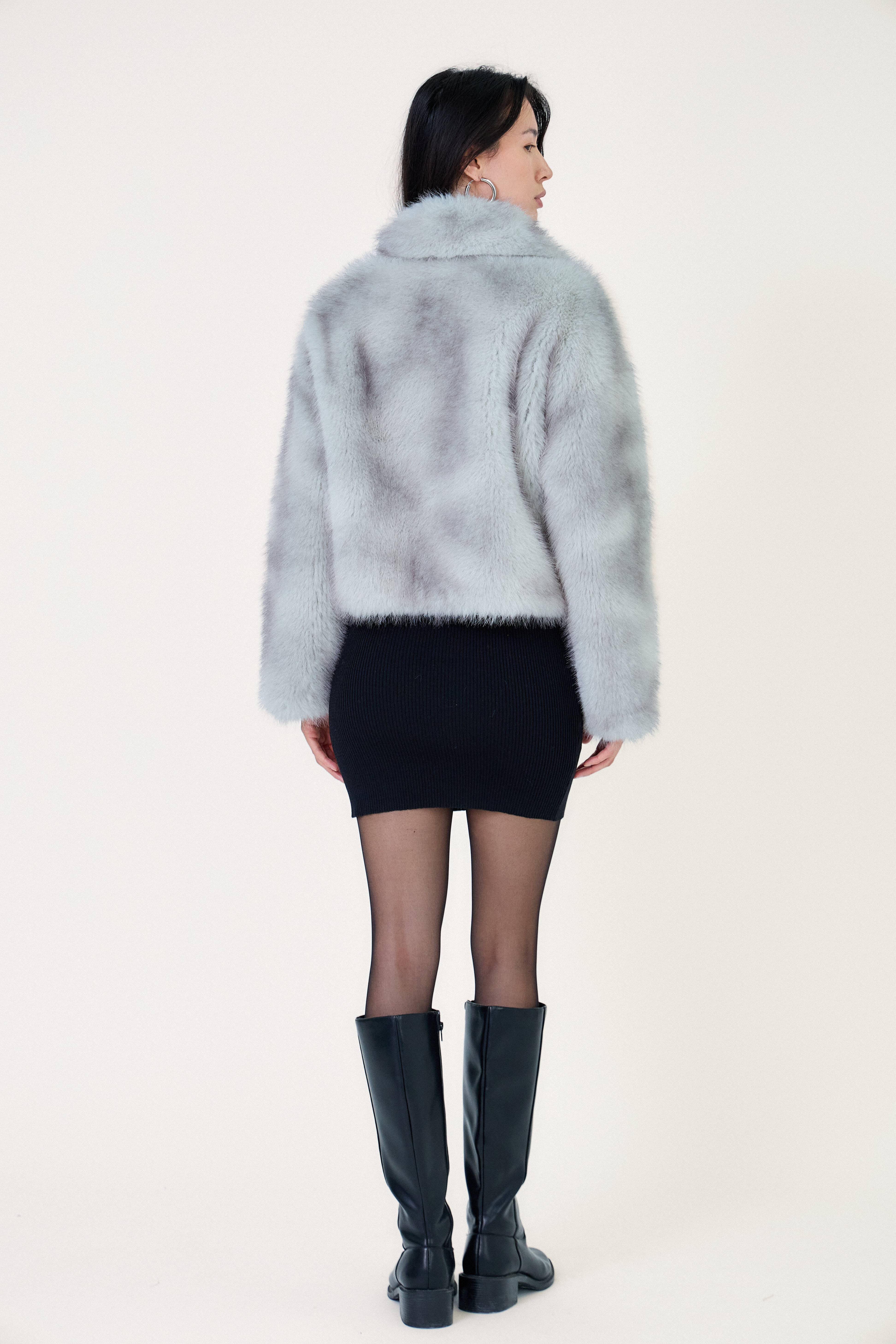 Veste courte en fausse fourrure AMETHYST grise, portée par un modèle femme
#couleur_gris