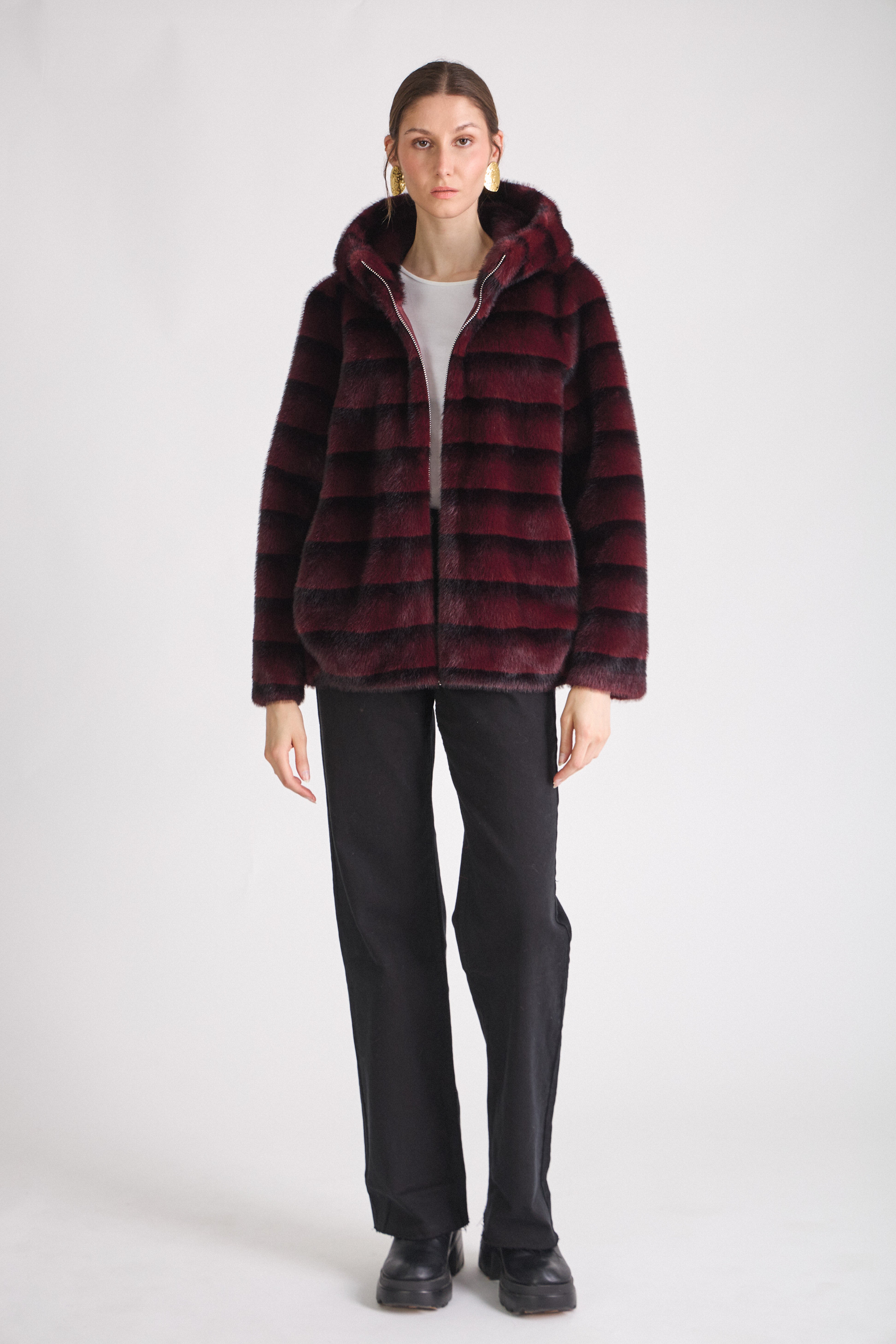 Manteau ODESSA Escandelle capuche intégrée et finition rayée subtile
#couleur_bordeaux