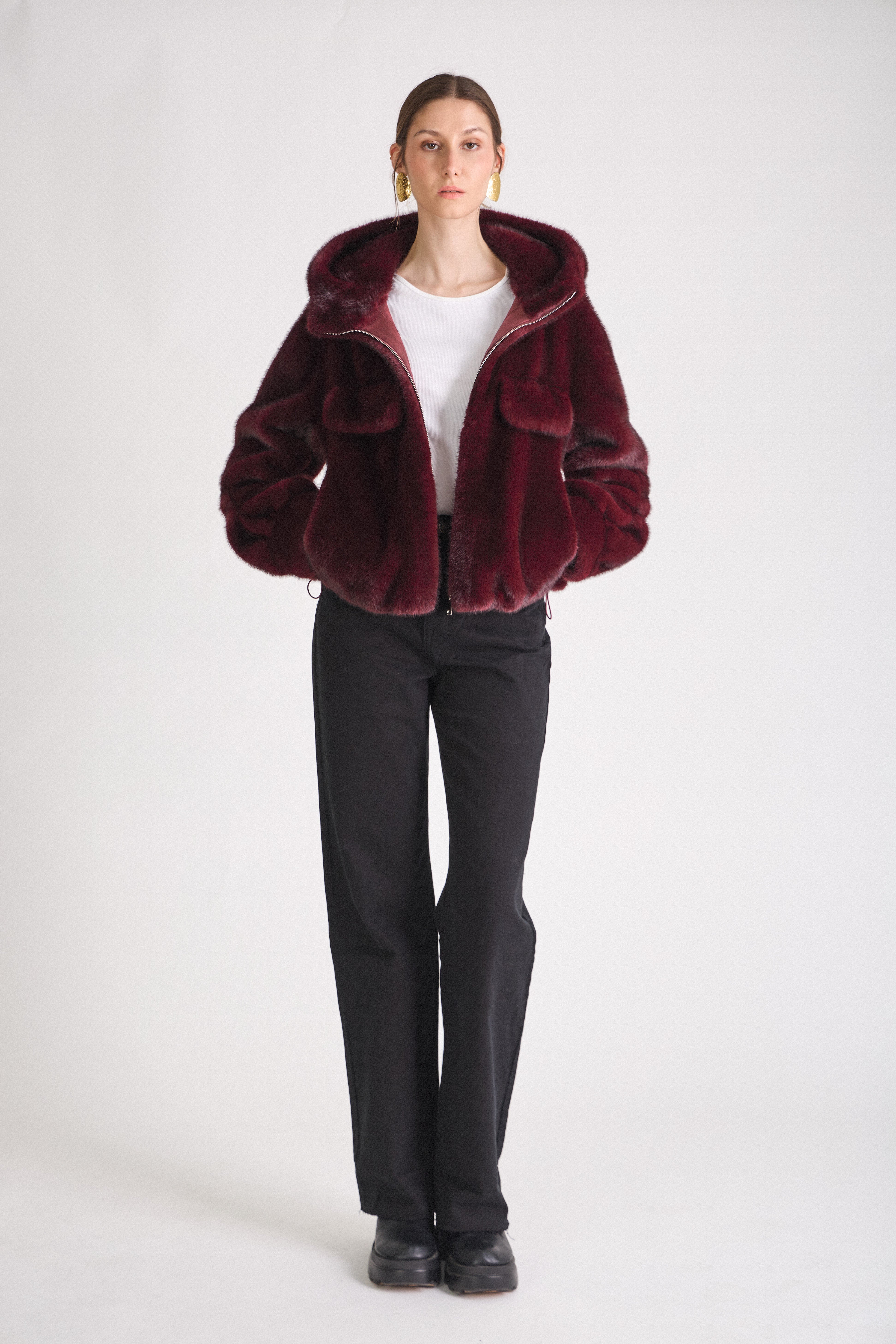 Manteau AMBRE Escandelle en fausse fourrure bordeaux coupe oversize avec capuche et poches plaquées
#couleur_bordeaux