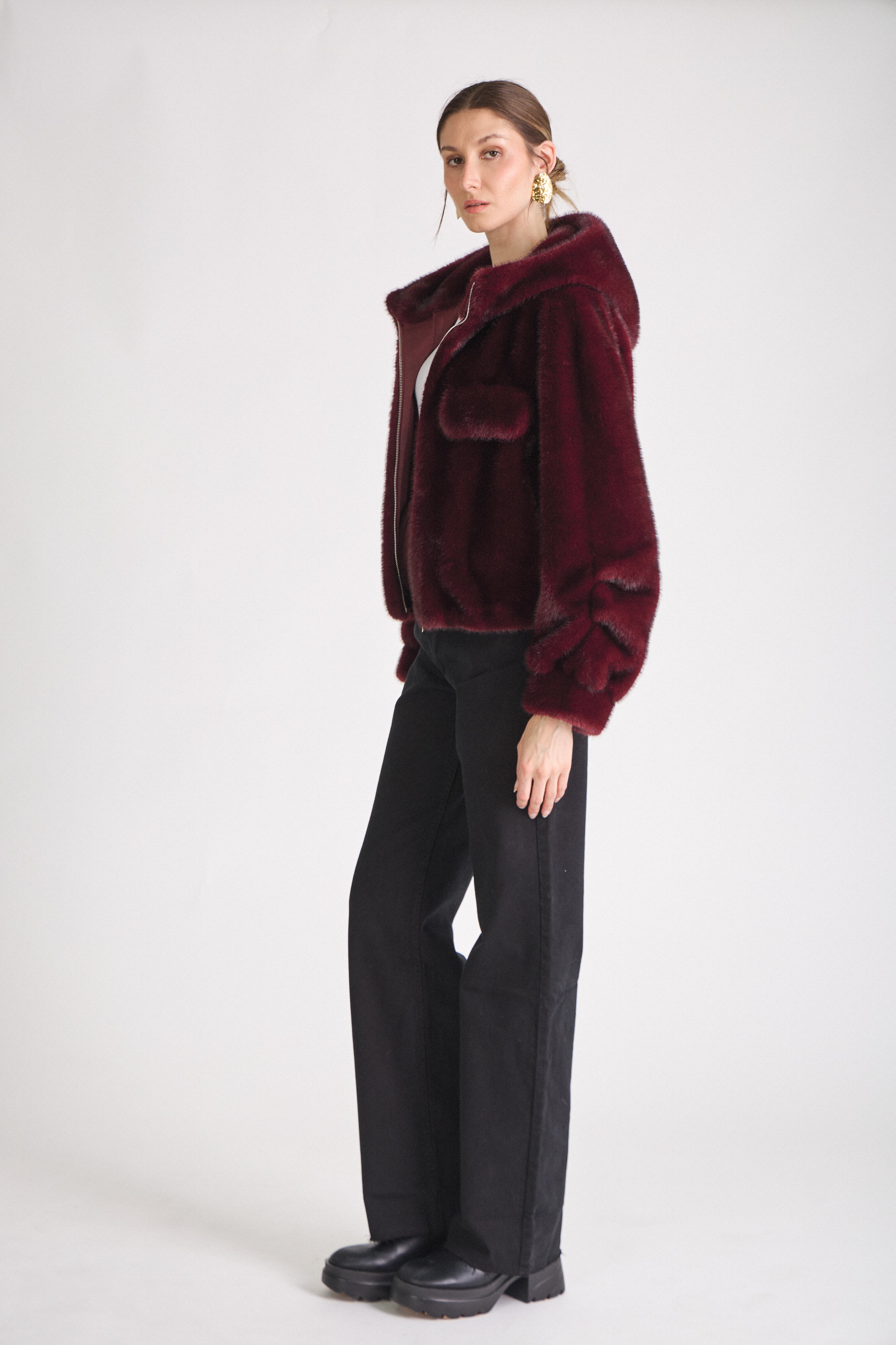 Manteau AMBRE Escandelle en fausse fourrure bordeaux coupe oversize avec capuche et poches plaquées
#couleur_bordeaux