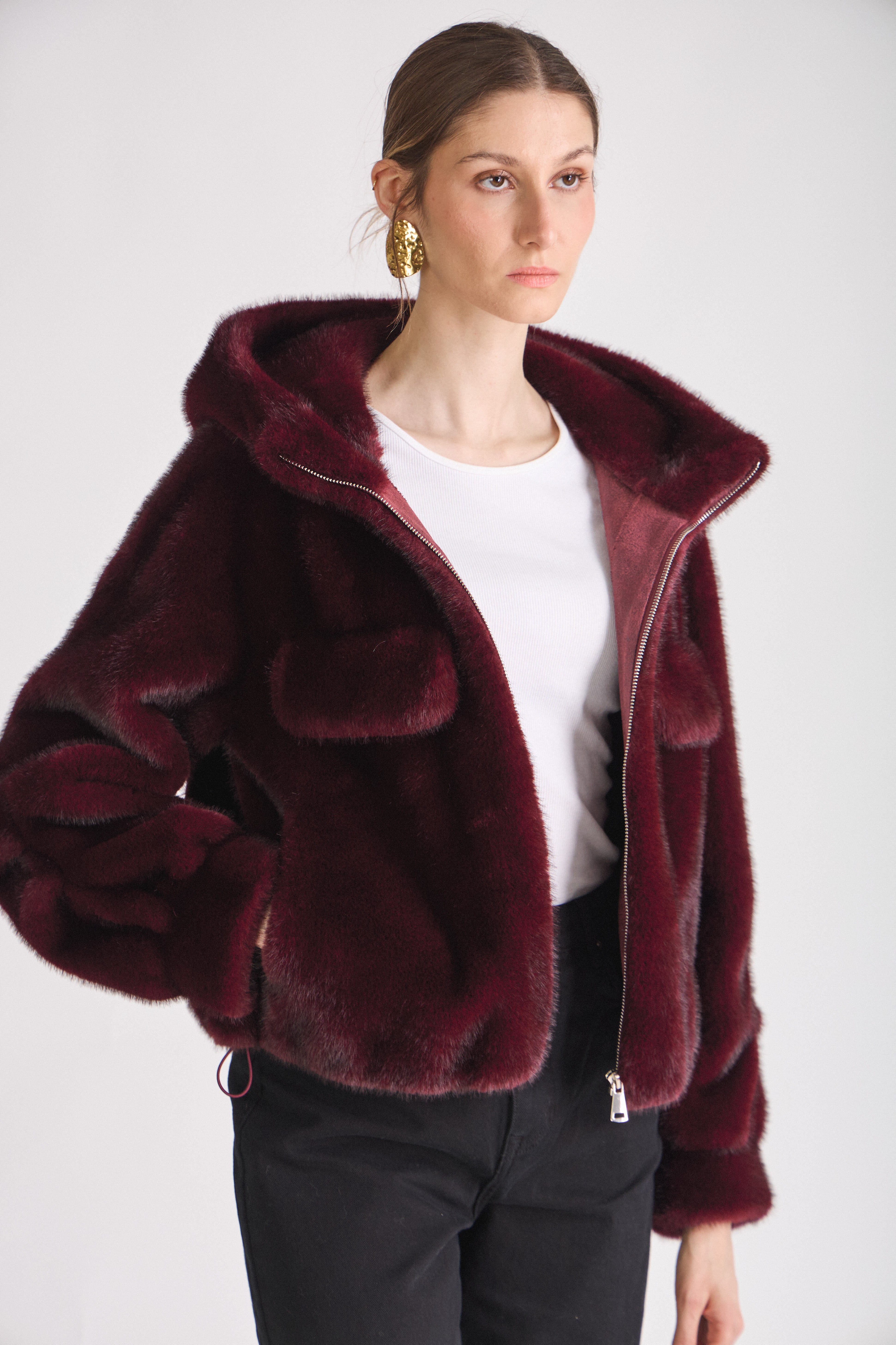 Manteau AMBRE Escandelle en fausse fourrure bordeaux coupe oversize avec capuche et poches plaquées
#couleur_bordeaux