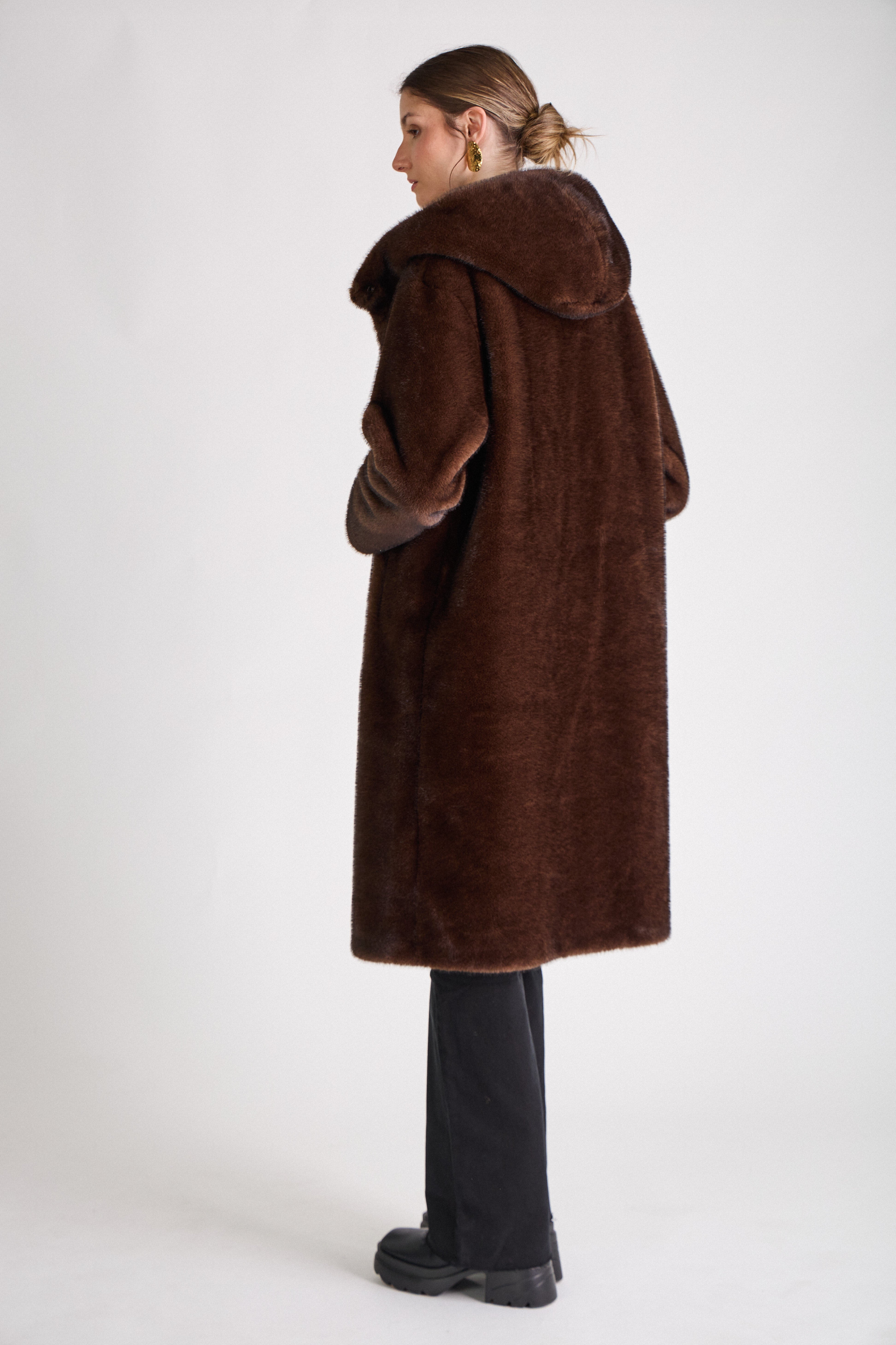 Manteau long en fausse fourrure choco Escandelle, coupe droite élégante avec col enveloppant
#couleur_choco