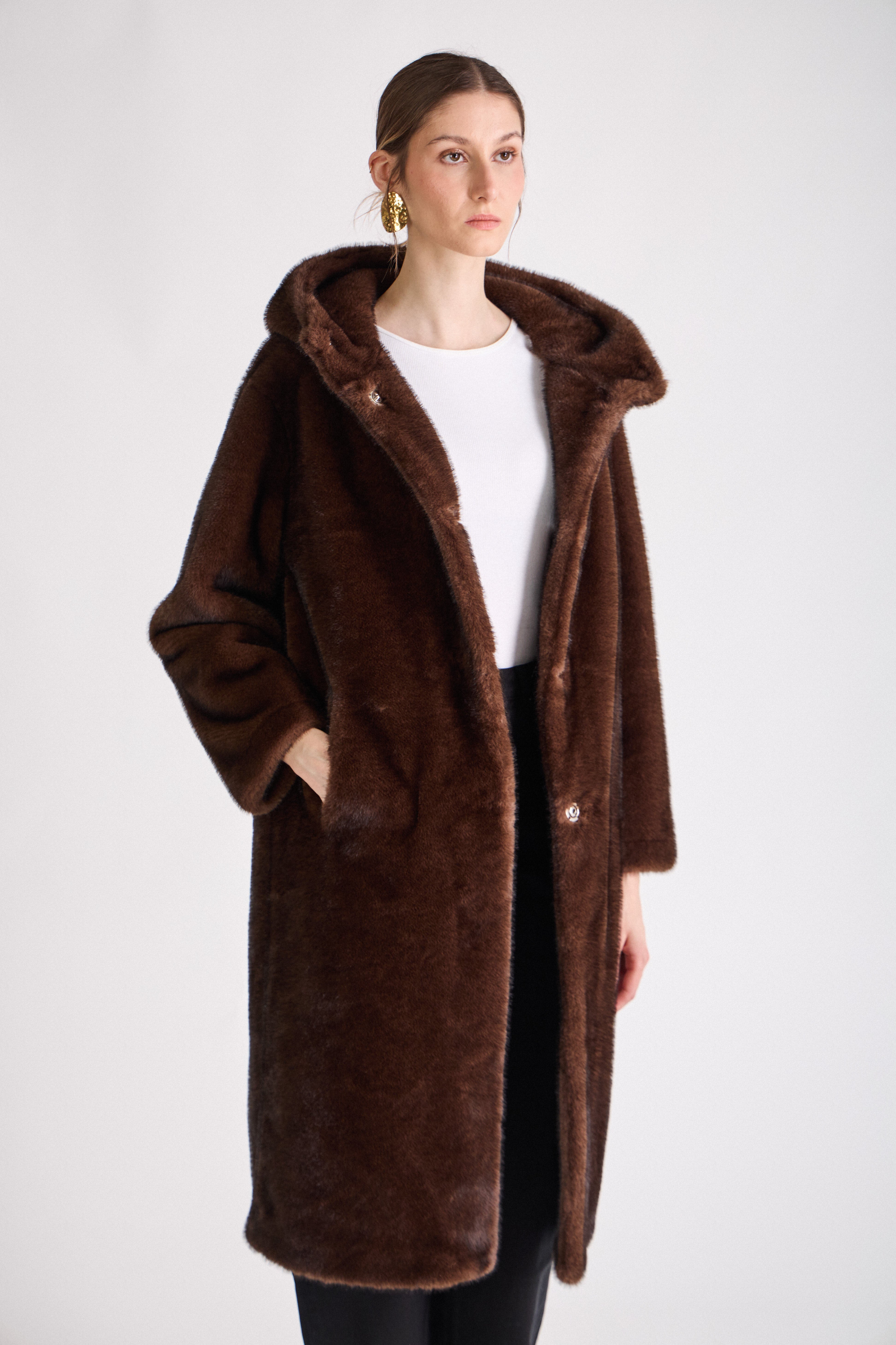 Manteau long en fausse fourrure choco Escandelle, coupe droite élégante avec col enveloppant
#couleur_choco