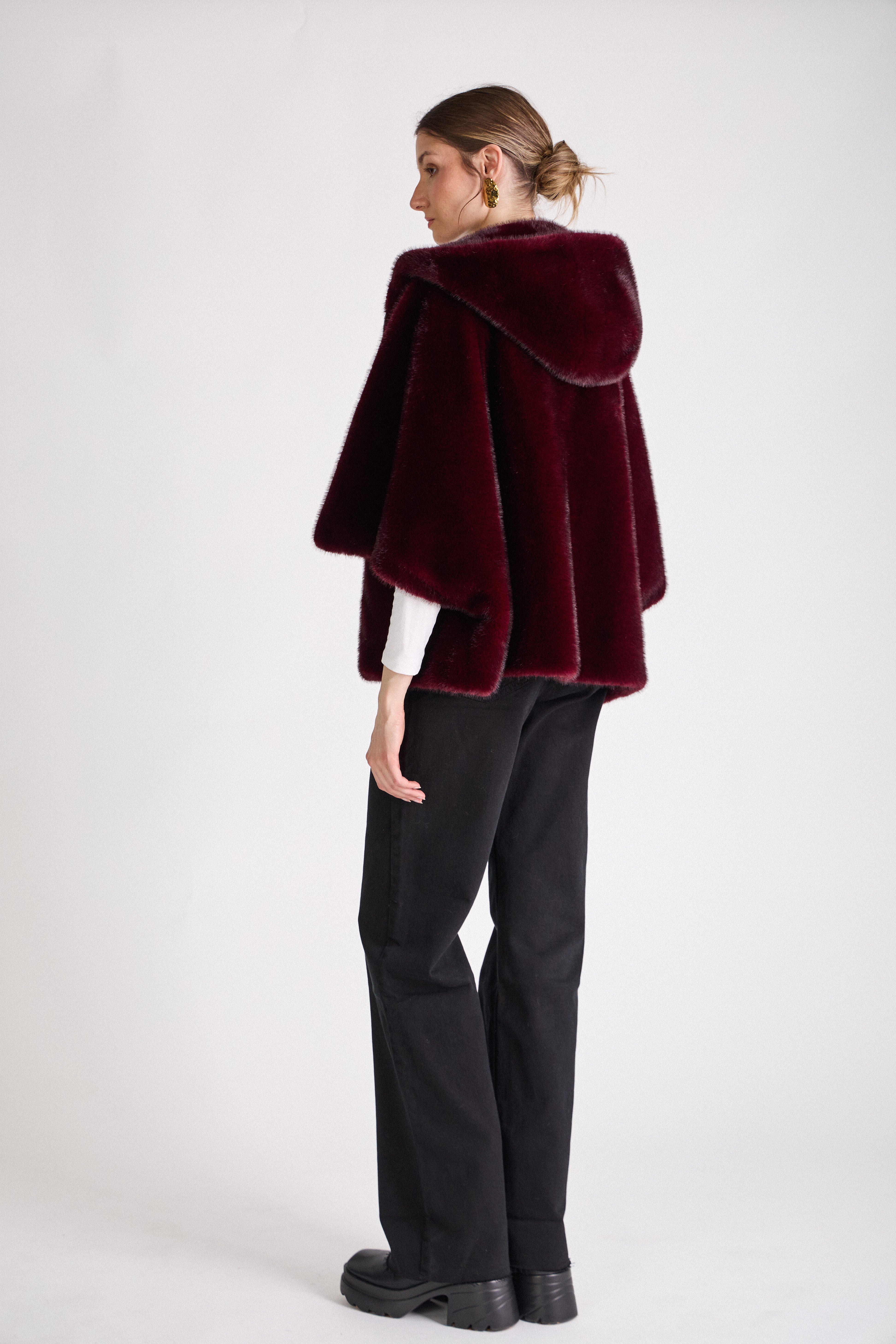 Cape en fausse fourrure ROMIE. Coupe ample, capuche enveloppante et poches latérales. Une pièce chaude, chic et confortable.
#couleur_bordeaux