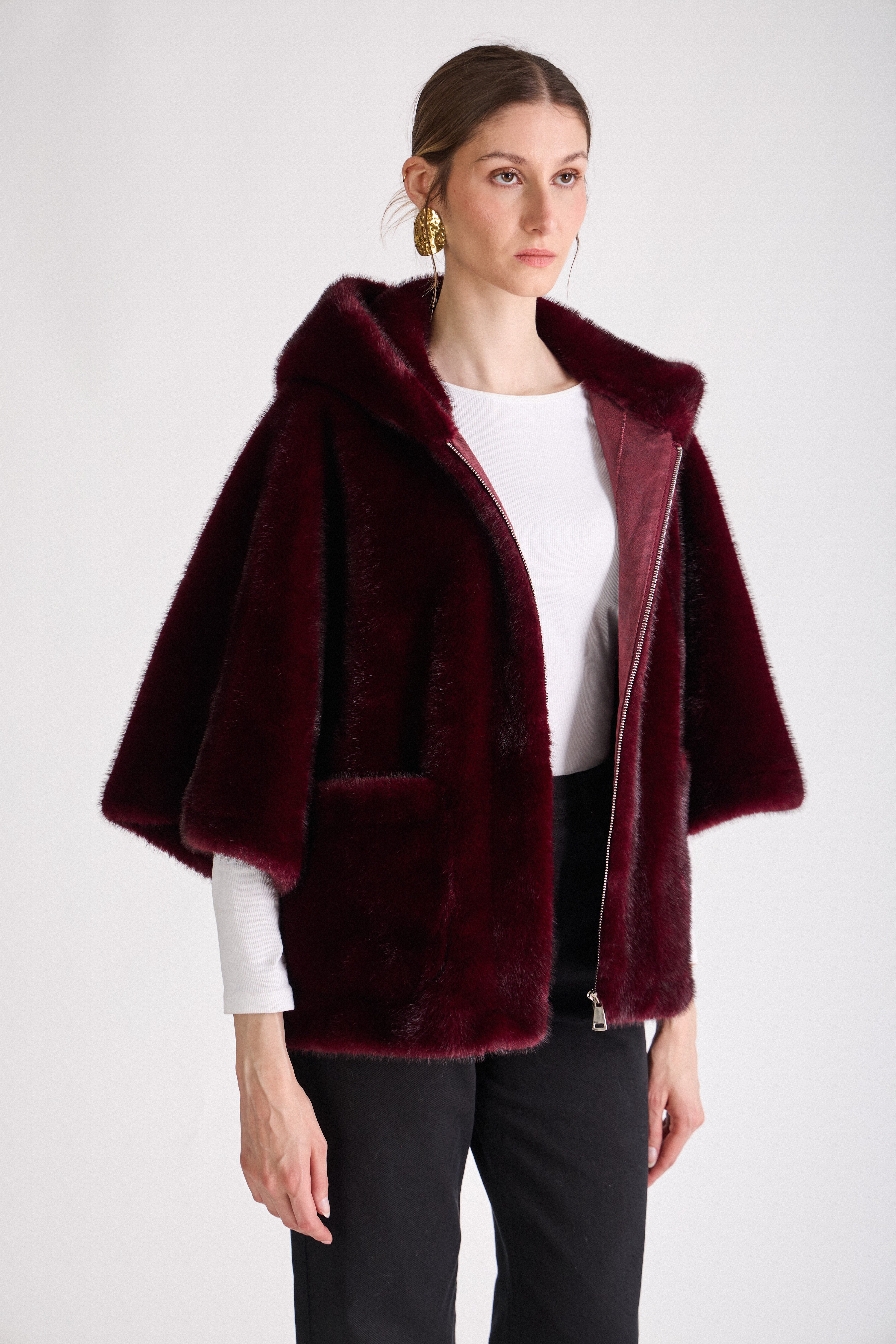 Cape en fausse fourrure ROMIE. Coupe ample, capuche enveloppante et poches latérales. Une pièce chaude, chic et confortable.
#couleur_bordeaux