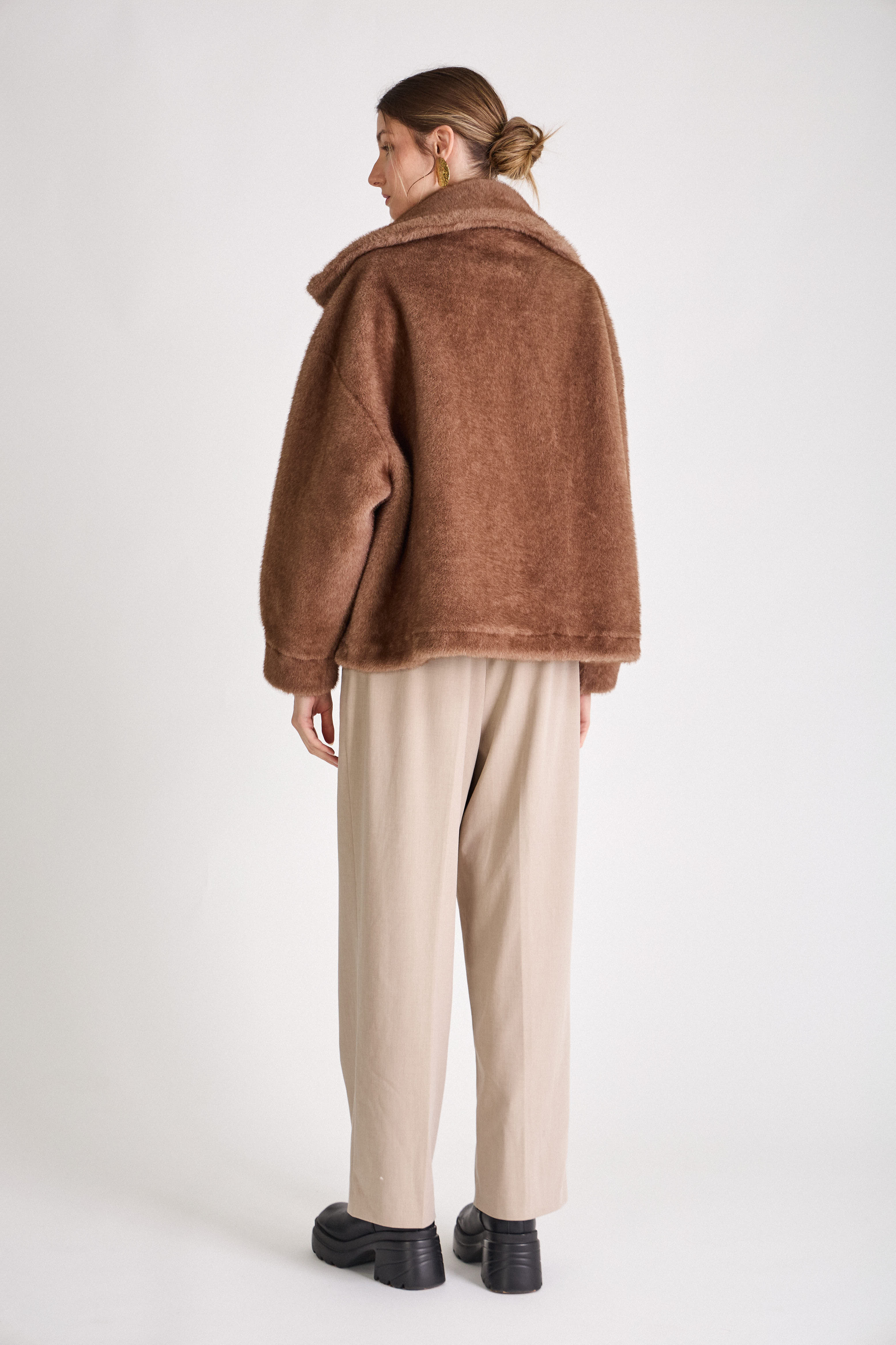 Manteau ARIANNE Escandelle à coupe très ample avec cordon de serrage, zip frontal et poches latérales
#couleur_taupe