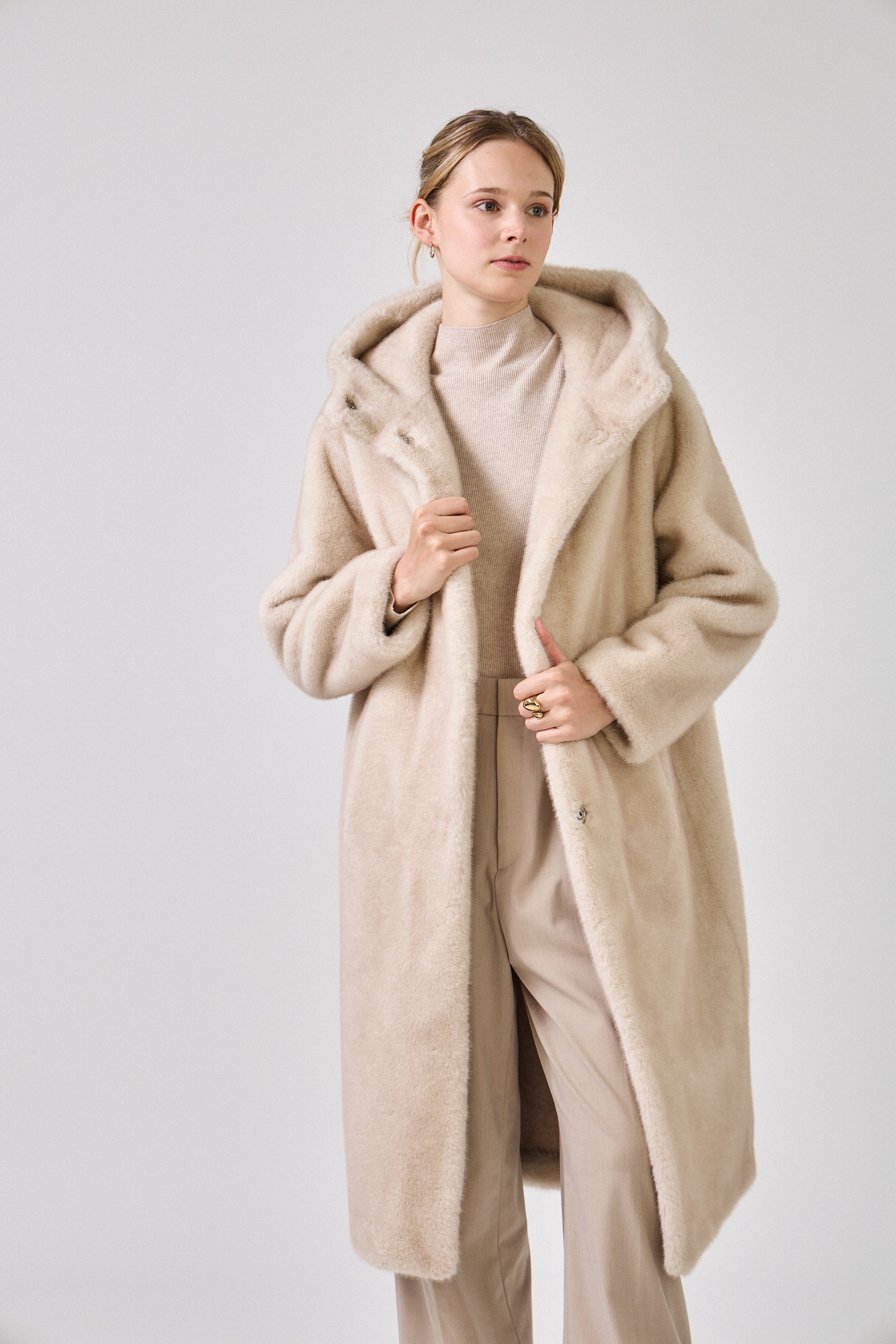 Manteau long en fausse fourrure écru Escandelle, coupe droite élégante avec col enveloppant
#couleur_écru