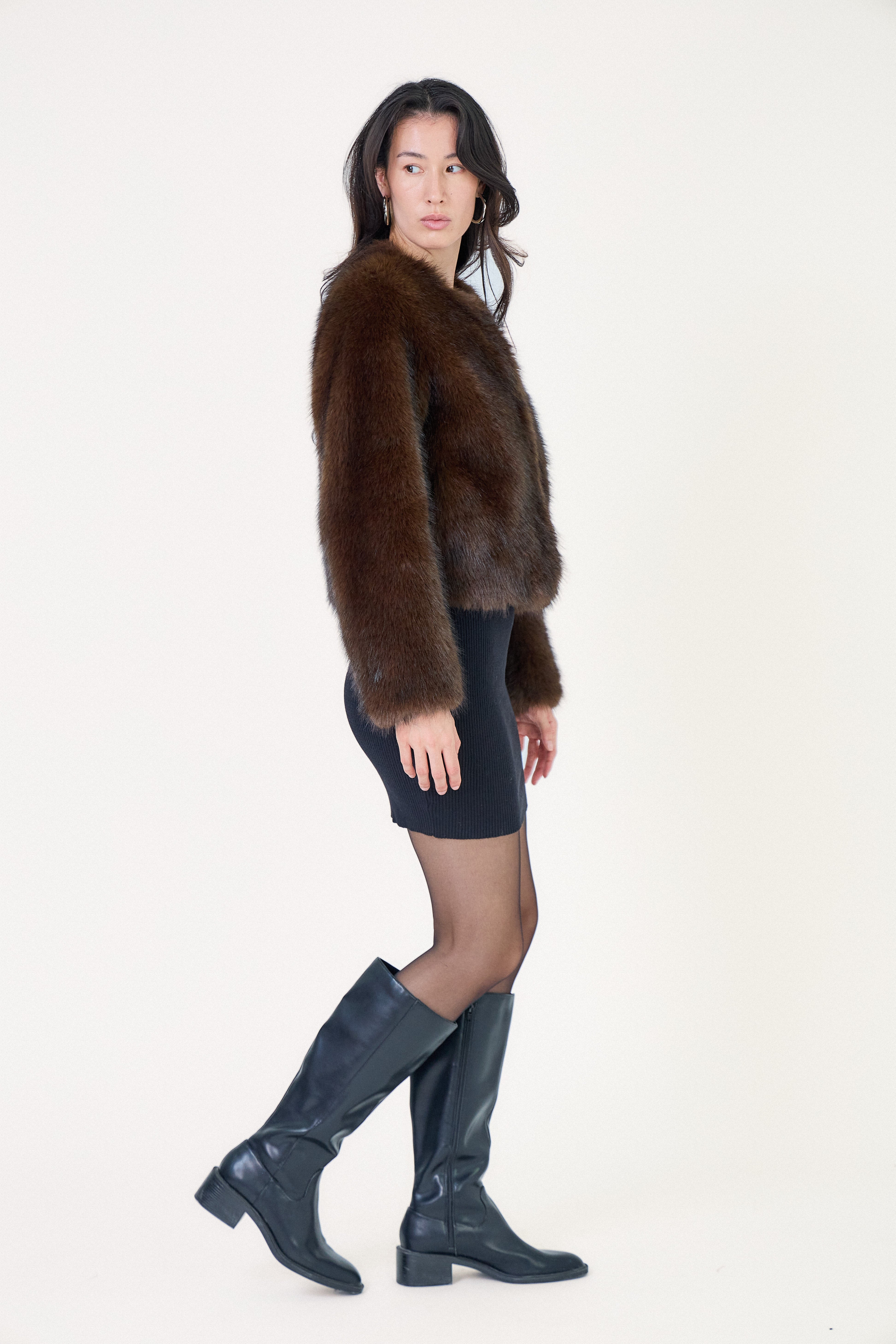 Manteau court en fausse fourrure femme Escandelle Paris, coloris choco, col rond, fermeture à pressions dissimulées, coupe élégante et poils longs doux.
#couleur_choco