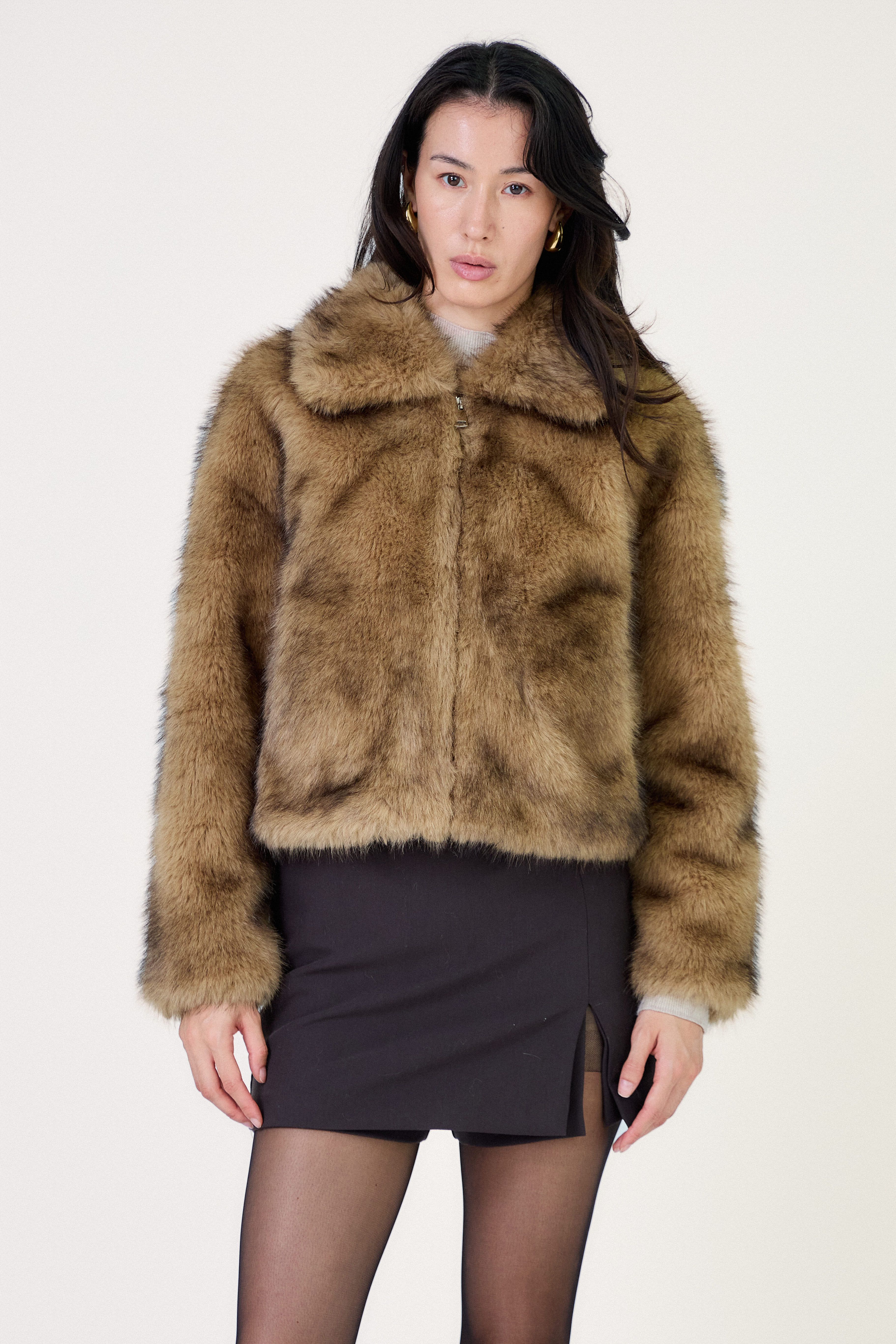 Veste courte en fausse fourrure AMETHYST taupe, portée par un modèle femme
#couleur_taupe