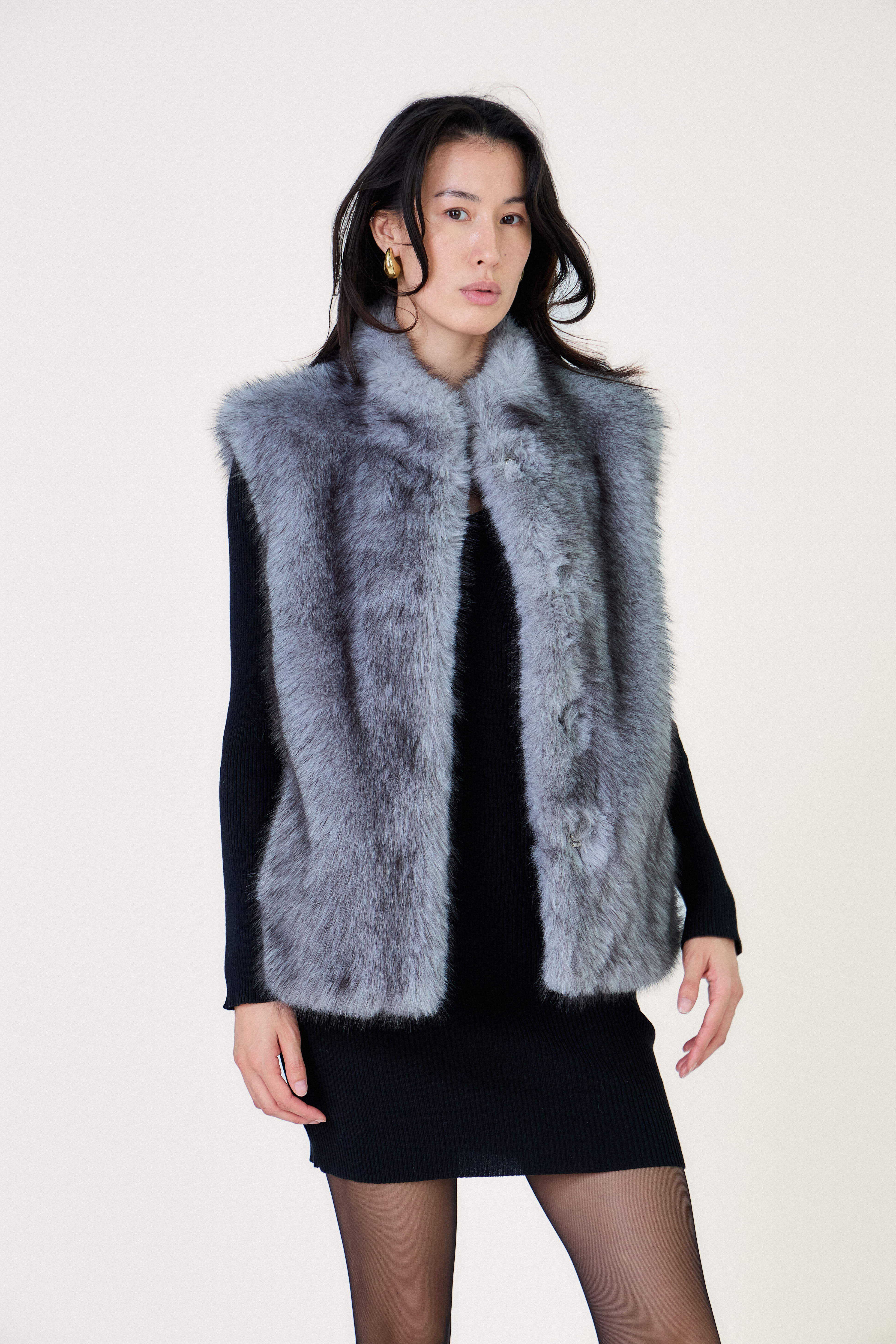 Gilet sans manches CAMELIA en fausse fourrure gris Escandelle – vue de face – poils longs et fermeture à pression discrète
#couleur_gris