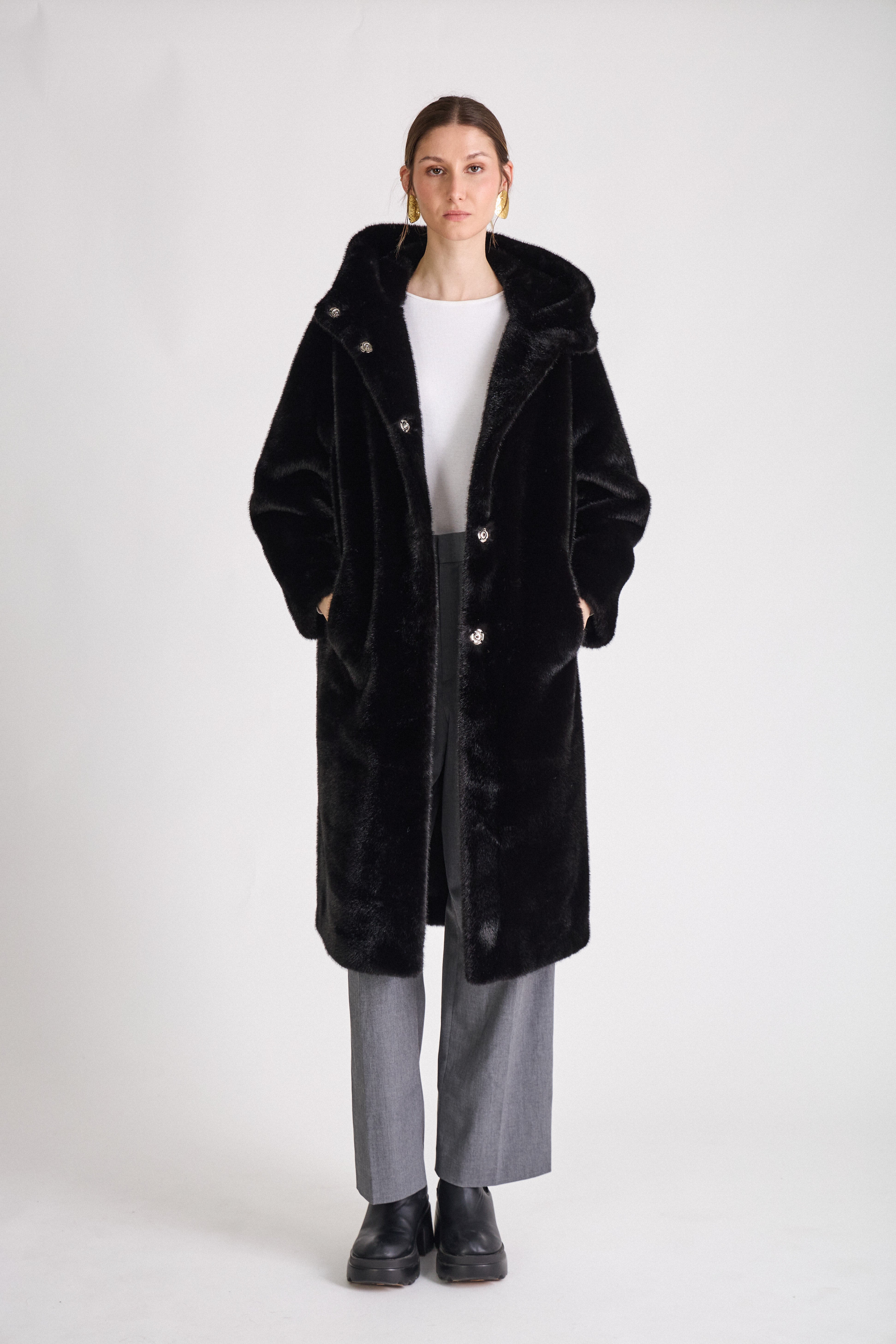 Manteau long en fausse fourrure noire Escandelle, coupe droite élégante avec col enveloppant
#couleur_noir