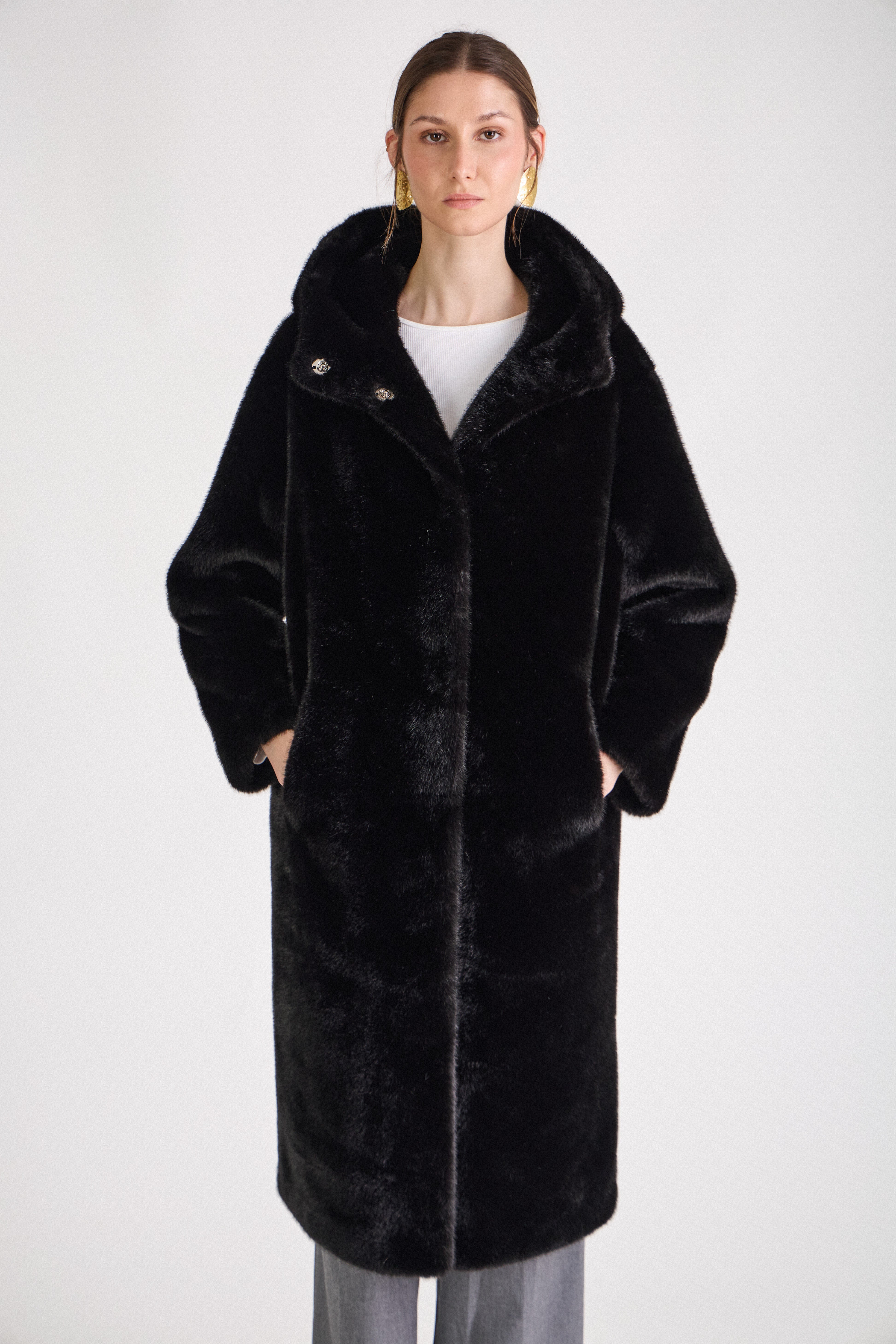 Manteau long en fausse fourrure noire Escandelle, coupe droite élégante avec col enveloppant
#couleur_noir