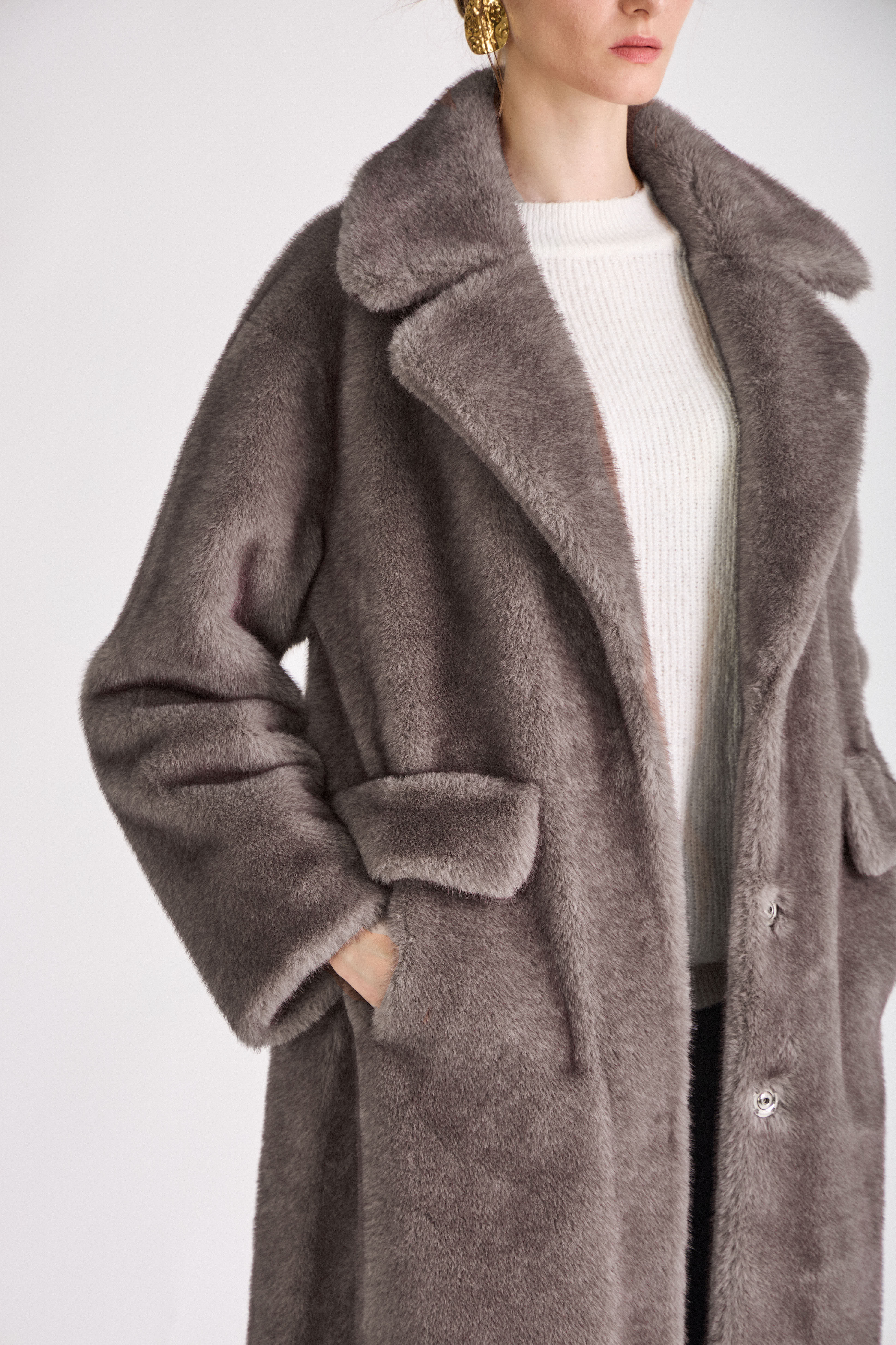 fourrure oversize longue chic col à revers, fermeture à boutons pression, poches à rabats, couleur gris
#couleur_gris