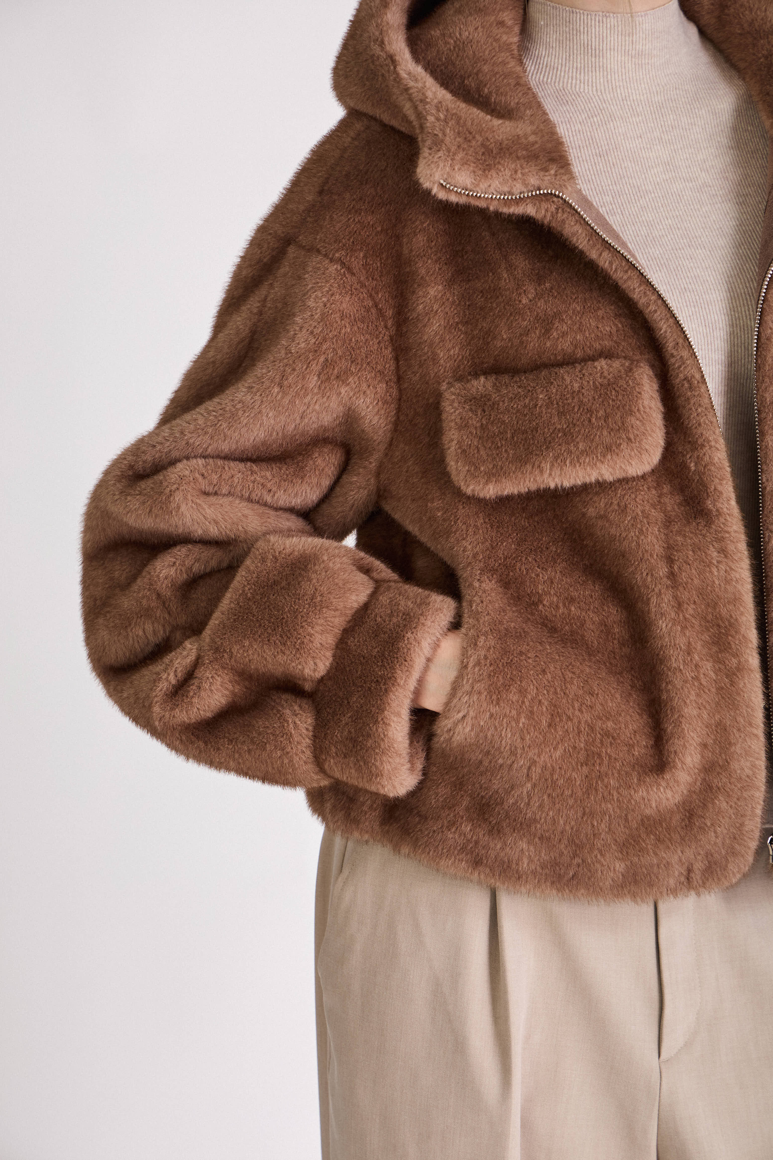 Zoom manteau AMBRE Escandelle – texture fausse fourrure choco douce et effet douce haut de gamme
#couleur_taupe