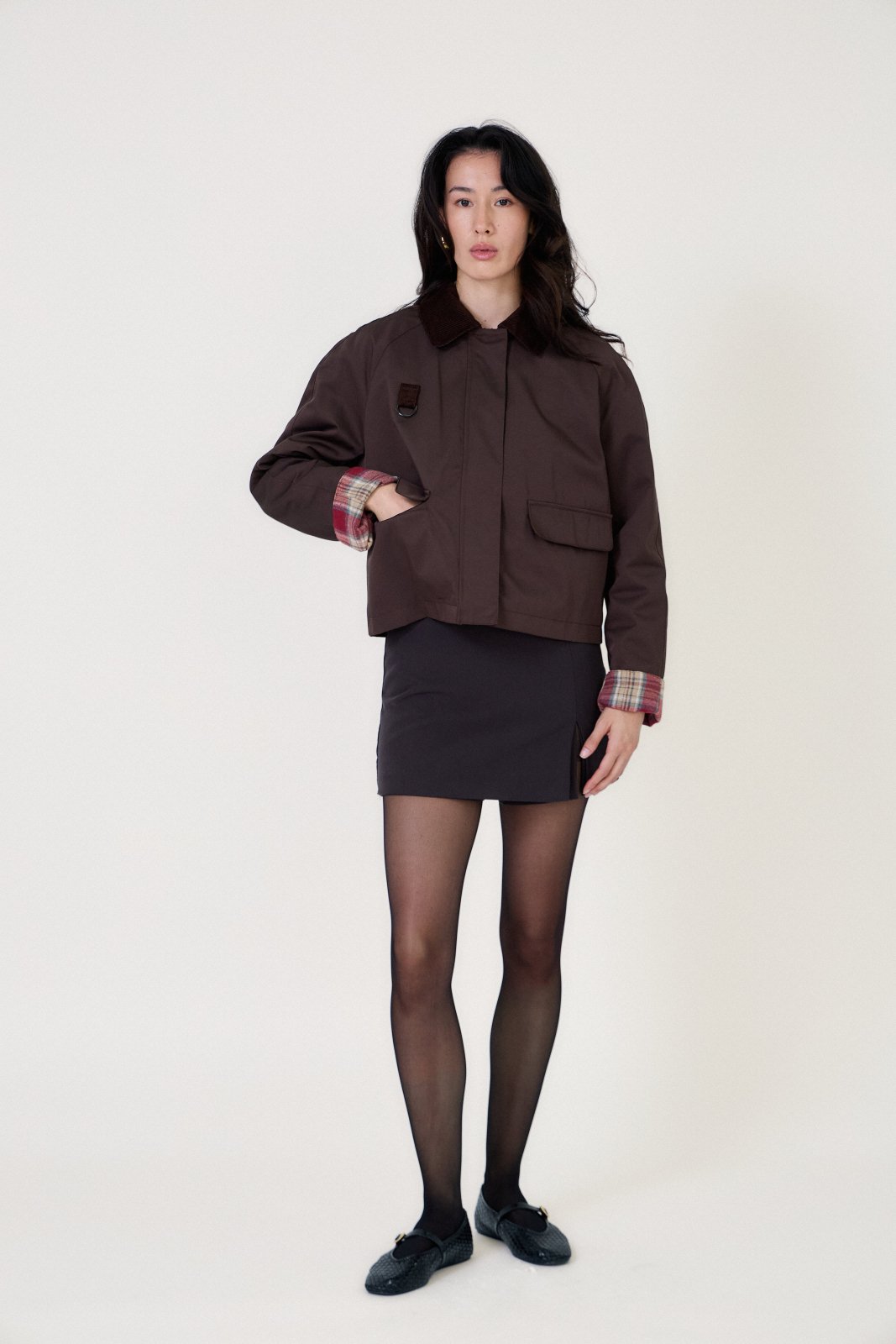 MALOU - Veste Choco - Escandelle (Vue de face - silhouette entière - mannequin avec pose) 
#couleur_choco