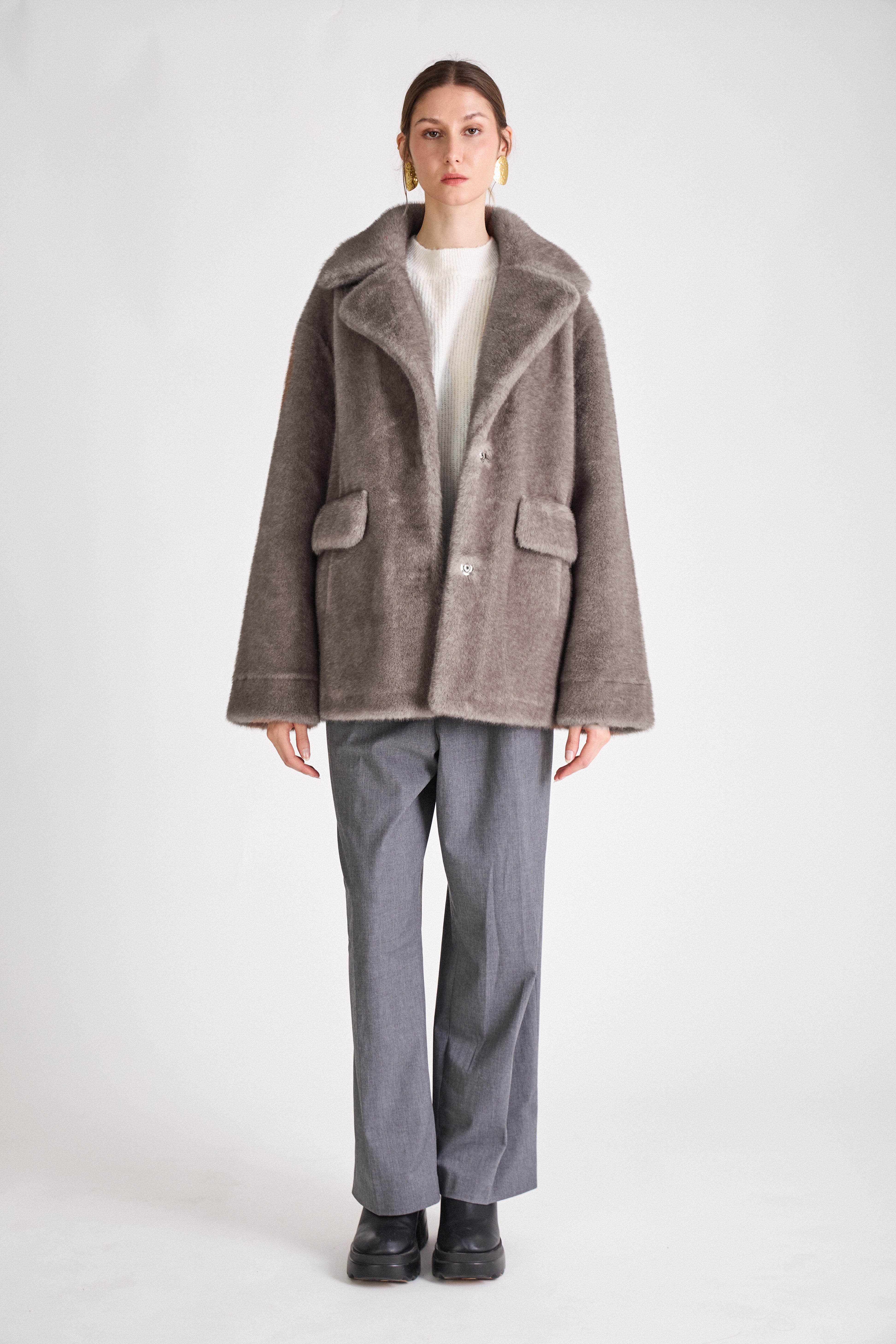 Blazer JESSIE en fausse fourrure gris, coupe droite, col tailleur large, porté par un modèle femme
#couleur_gris