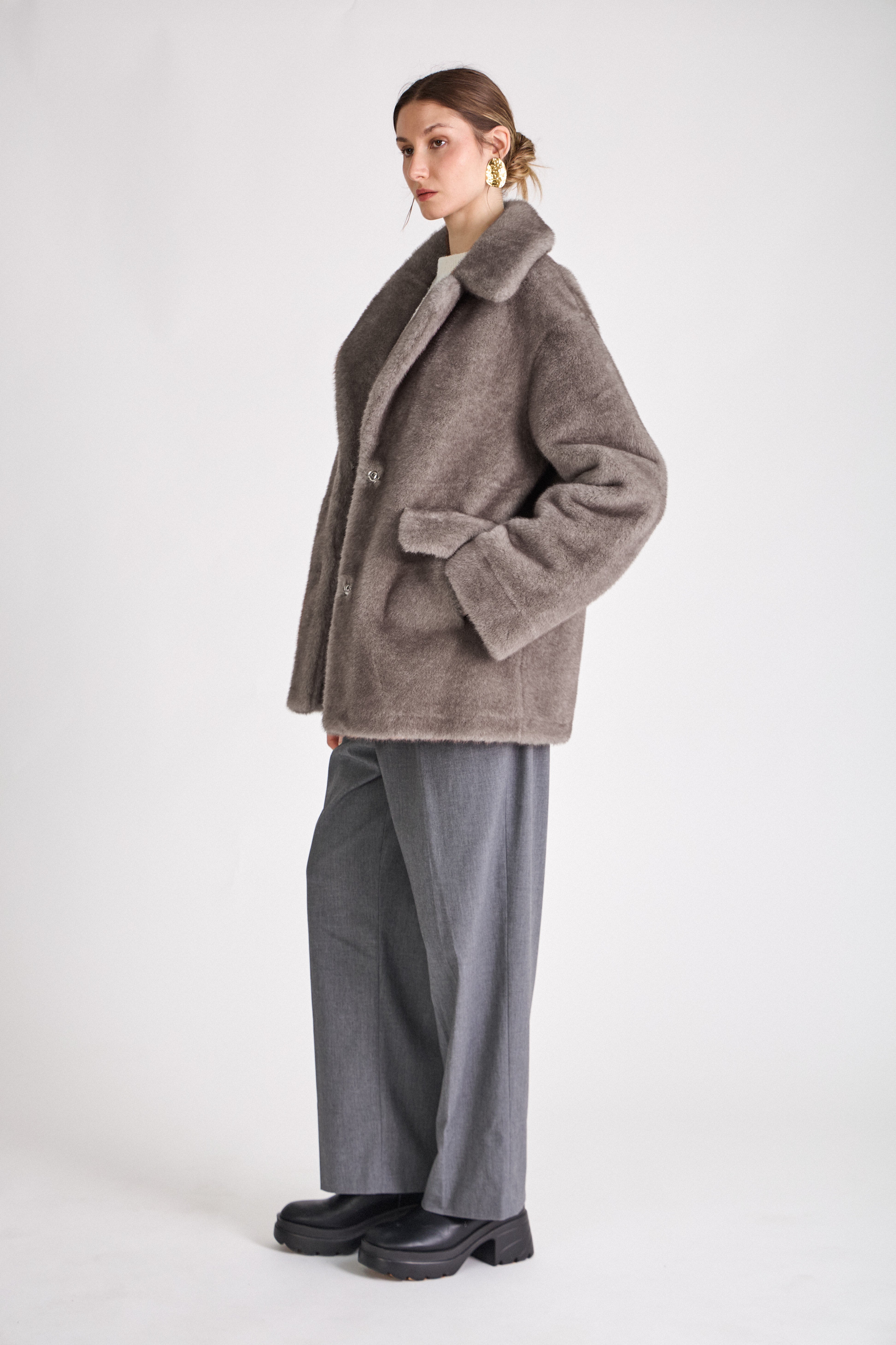 Blazer JESSIE en fausse fourrure gris, coupe droite, col tailleur large, porté par un modèle femme
#couleur_gris