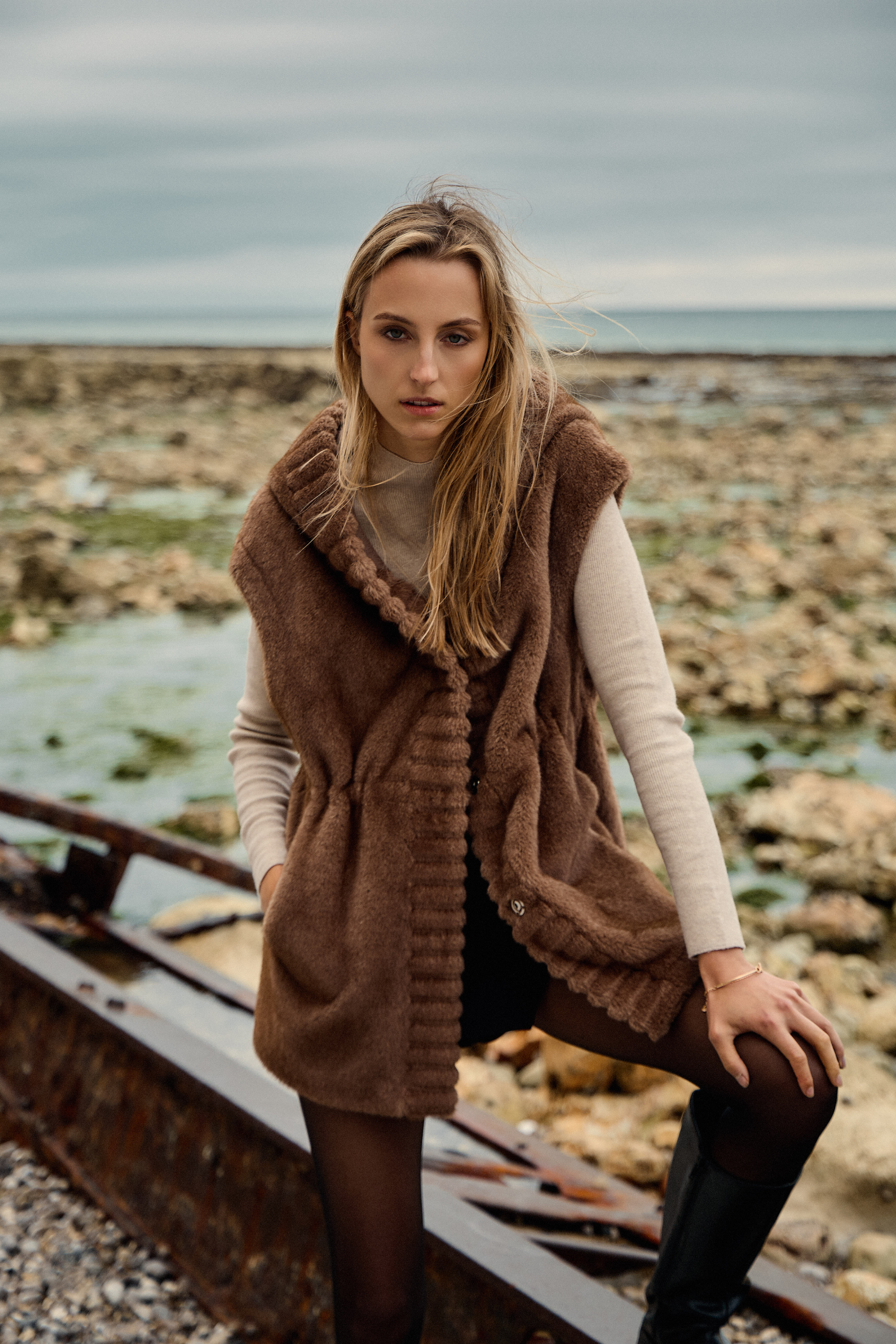 Gilet CANDICE Escandelle – vue de dos – coupe droite mi-longue en fausse fourrure taupe douce - resserage à la taille
#couleur_taupe