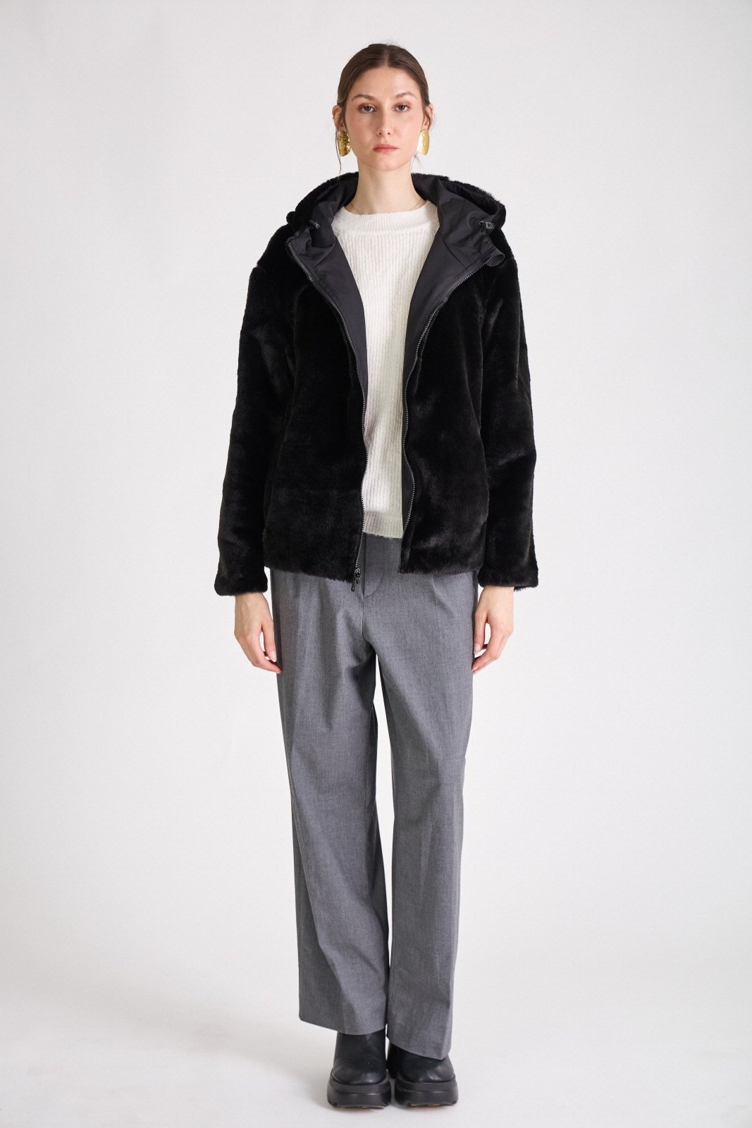 AELIS - Parka Noir - Escandelle (Vue de face - silhouette entière - côté réversible fourrée) 
#couleur_noir