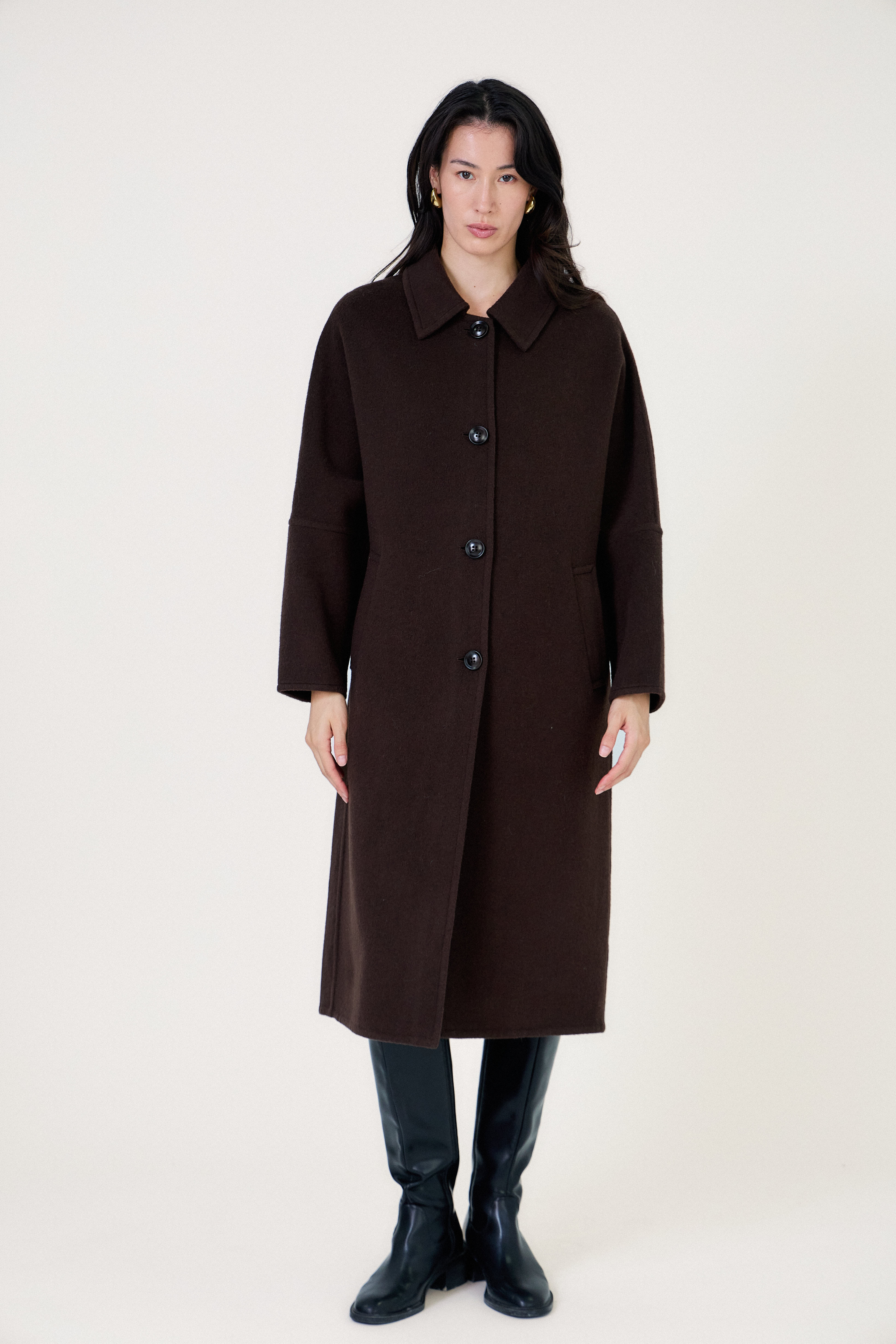 Manteau long femme en laine choco CELESTE, coupe droite et ample, col chemise et poches latérales 
#couleur_choco