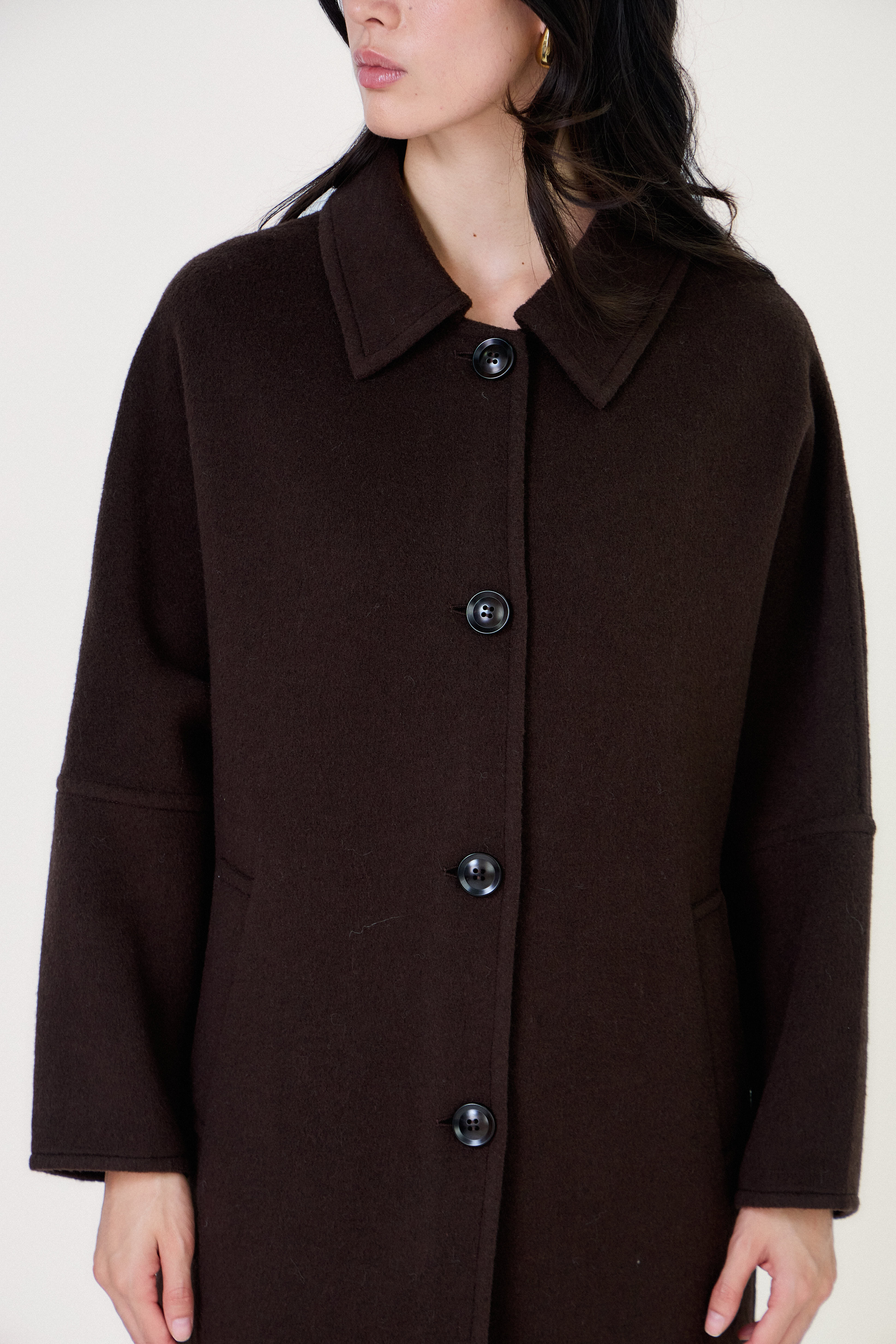 Manteau long femme en laine choco CELESTE, coupe droite et ample, col chemise et poches latérales 
#couleur_choco