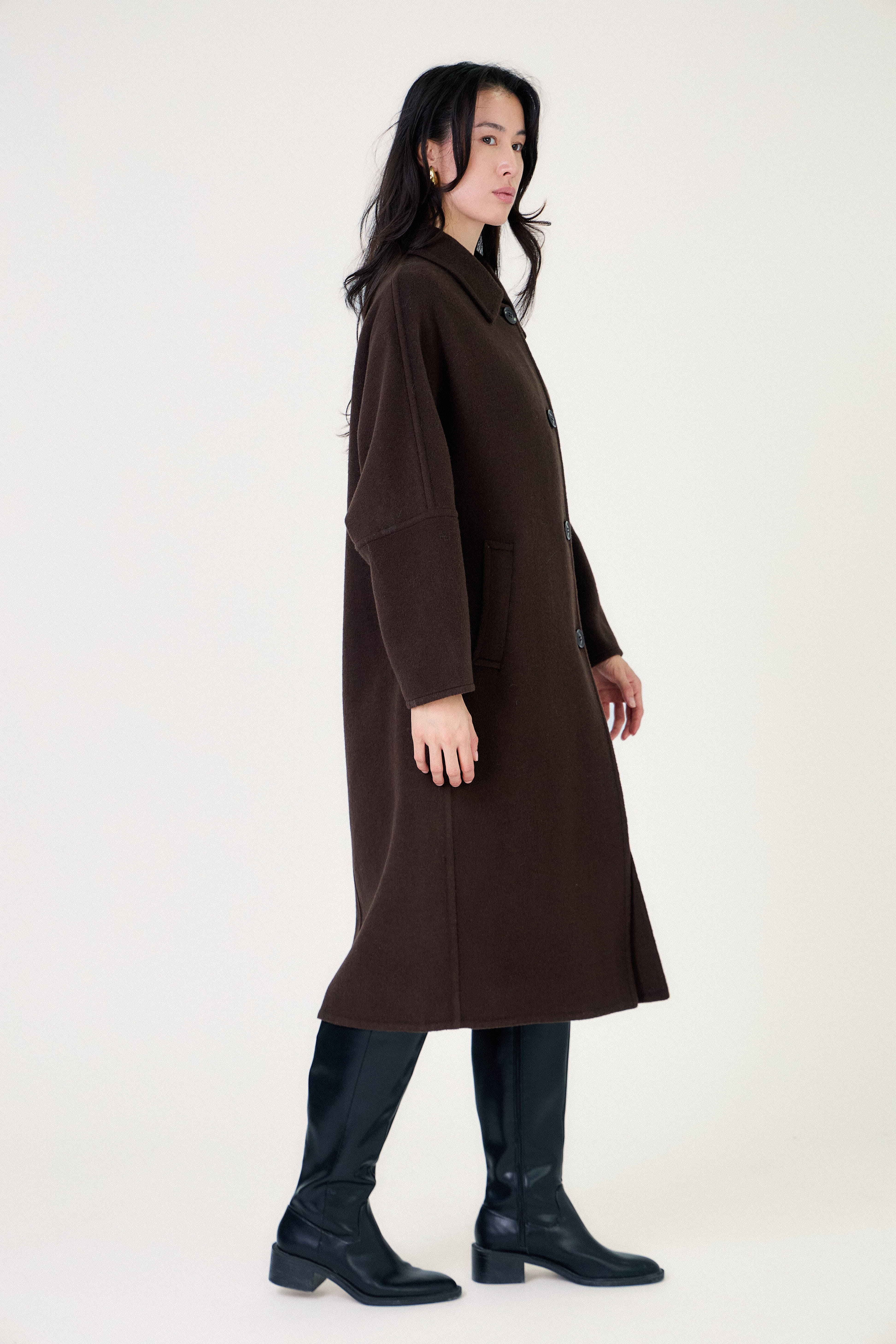 Manteau long femme en laine choco CELESTE, coupe droite et ample, col chemise et poches latérales 
#couleur_choco