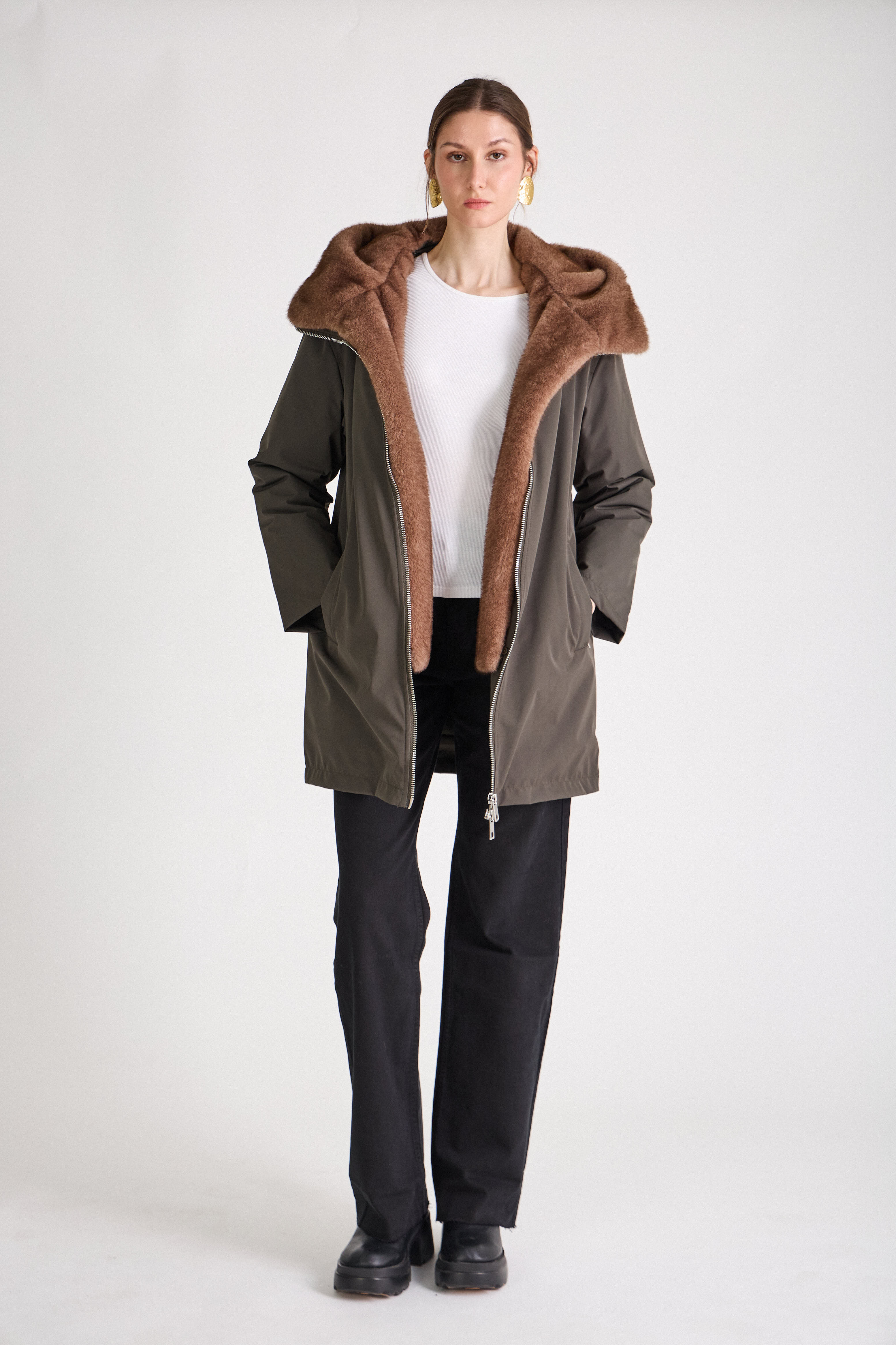 Femme portant la parka kaki MEGAN Escandelle Paris à col fourré et capuche amovible – look chic et confortable d’hiver
#couleur_kaki