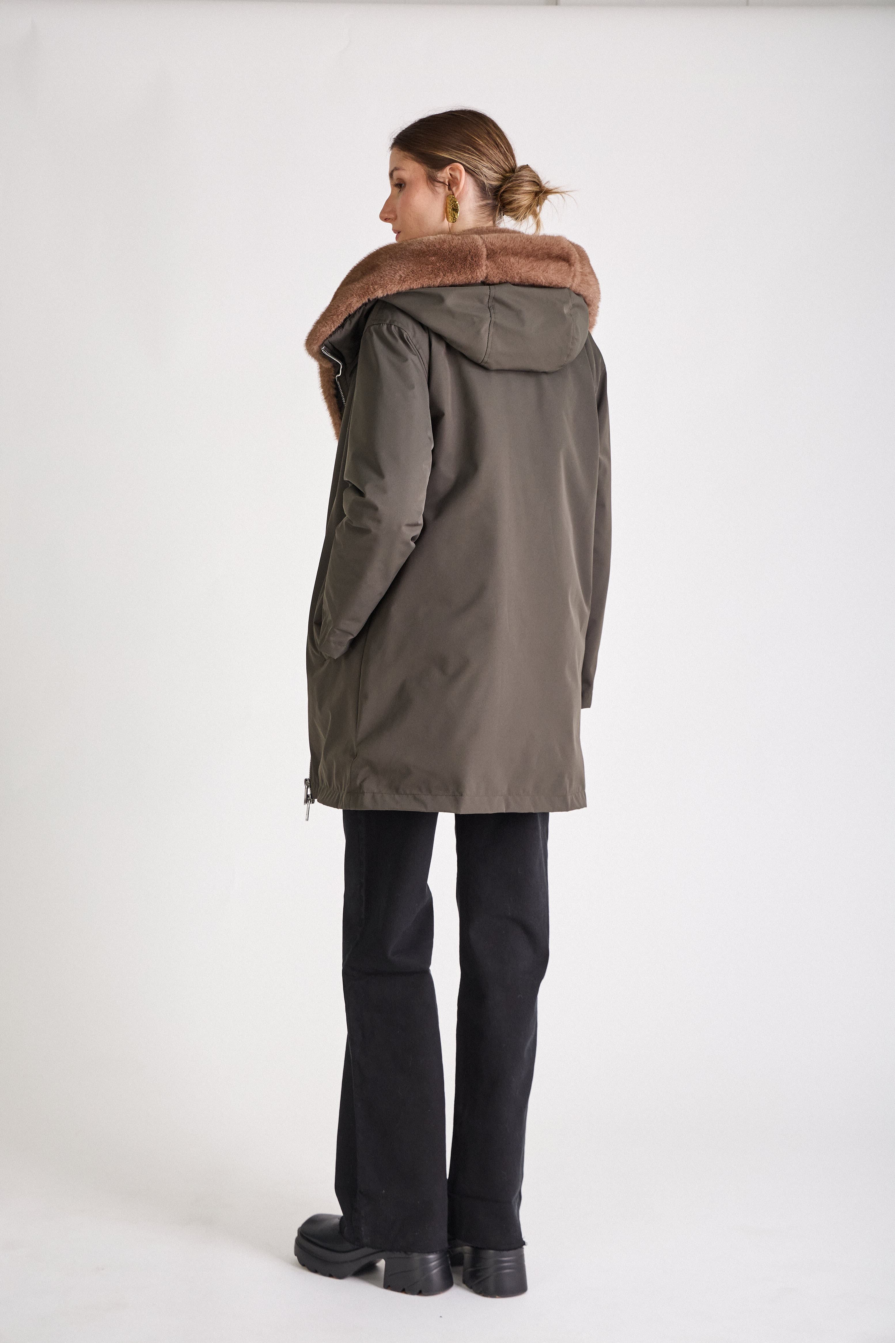 Femme portant la parka kaki MEGAN Escandelle Paris à col fourré et capuche amovible – look chic et confortable d’hiver
#couleur_kaki