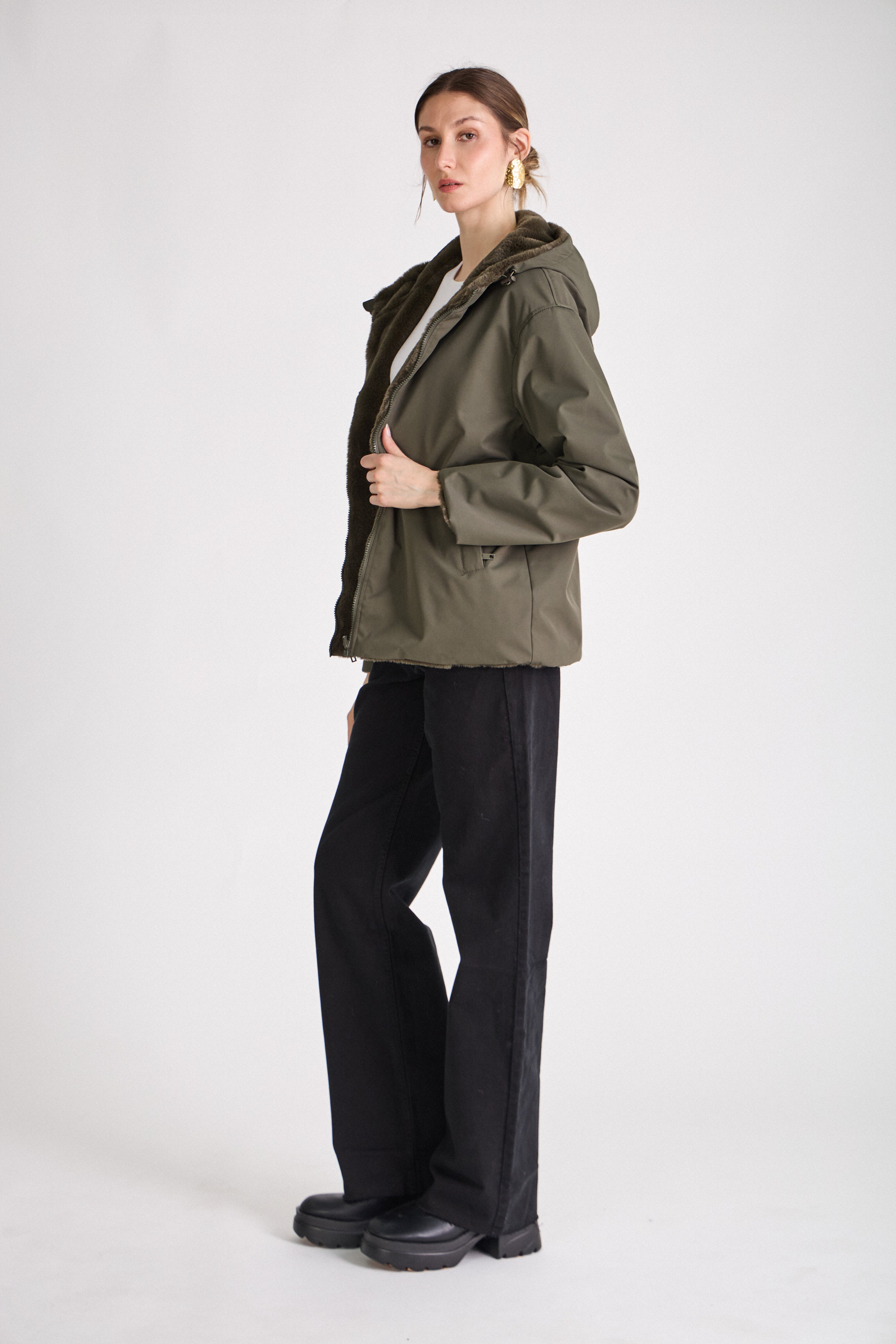 Femme portant une parka kaki réversible déperlante à capuche fausse fourrure Escandelle Paris
#couleur_kaki