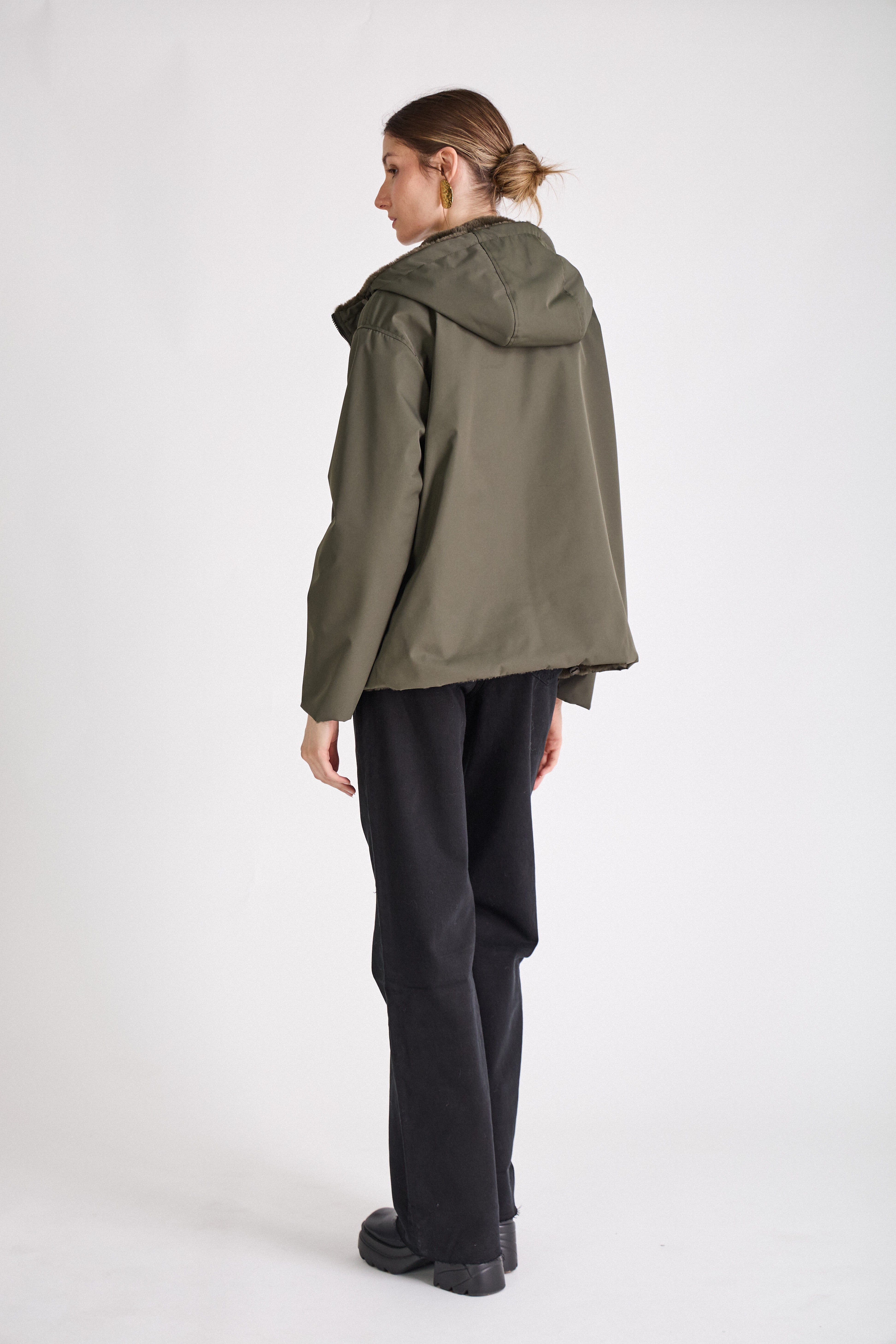 Femme portant une parka kaki réversible déperlante à capuche fausse fourrure Escandelle Paris
#couleur_kaki